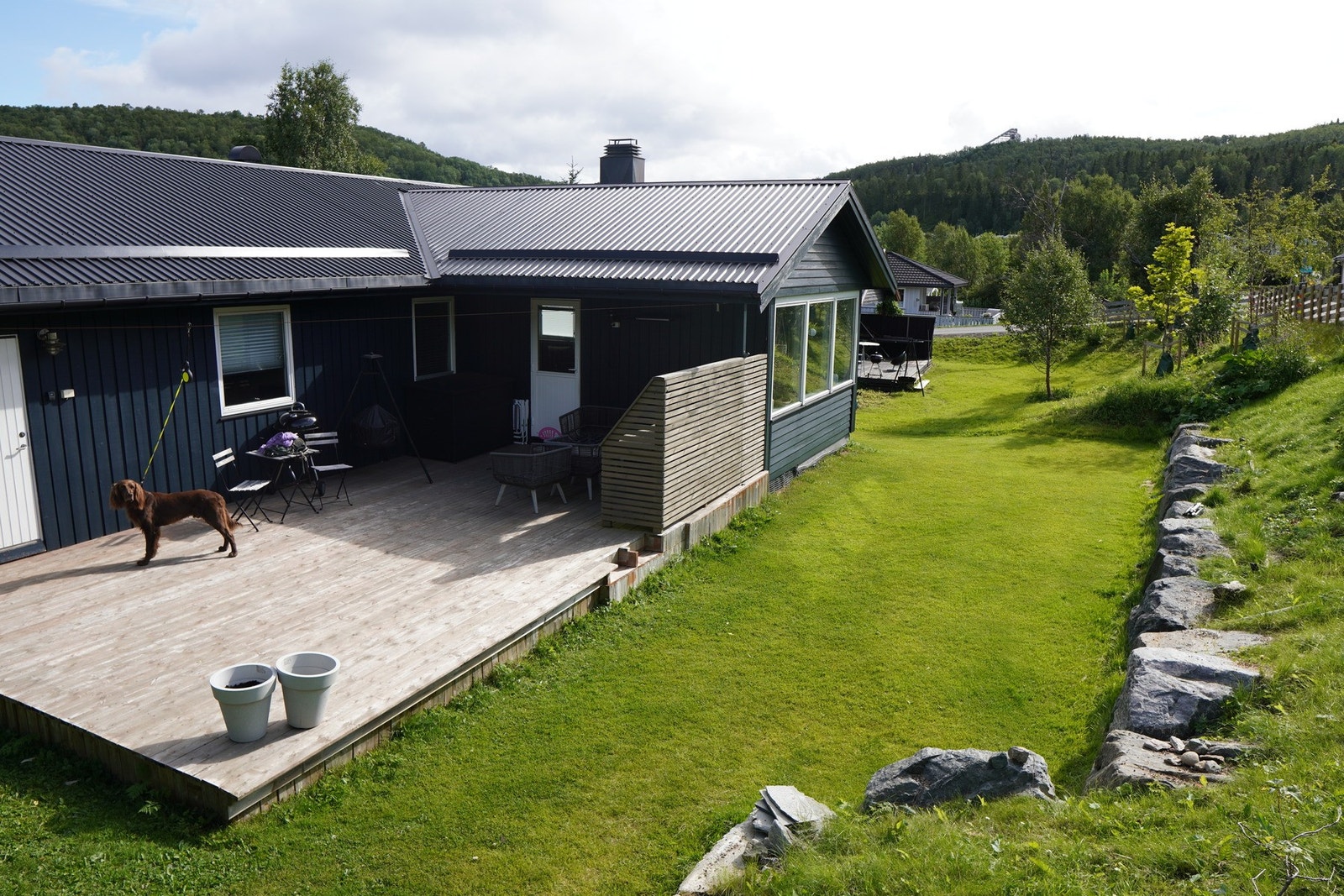 - Rundt boligen er det opparbeidet et pent uteområde som grenser til skog og mark. Foto: H5 Galleribilde