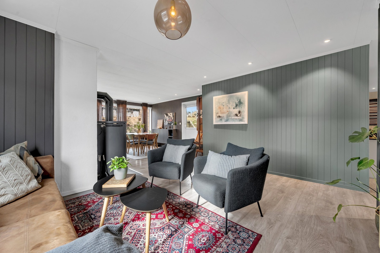 Stuen har god plass til flere sittegrupper og en åpen løsning mot spisestuen. Foto: H5 Galleribilde
