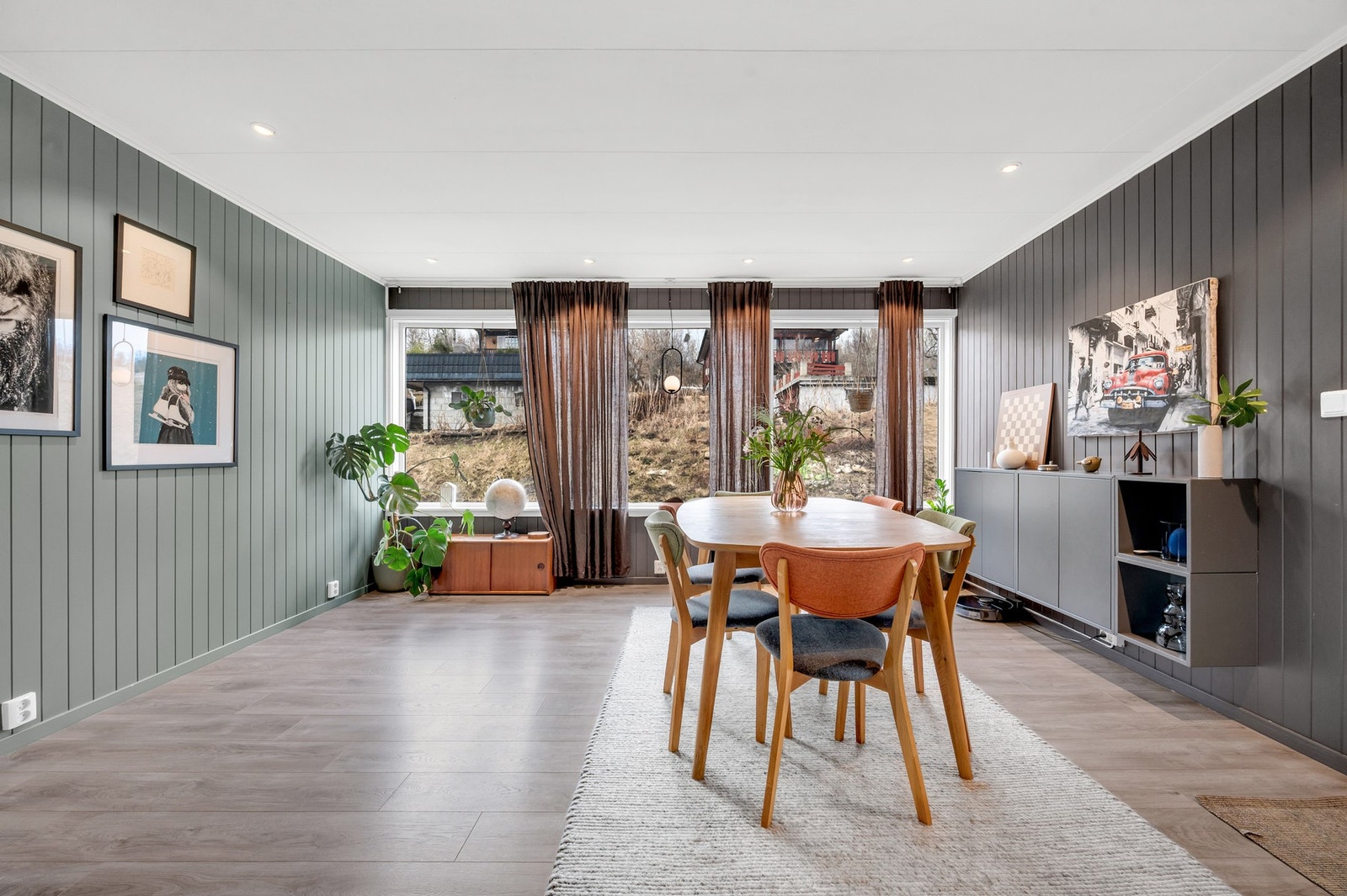 Spisestuen har store vindusflater som gir rikelig med dagslys og bidrar til fin romfølelse. Foto: H5 Galleribilde