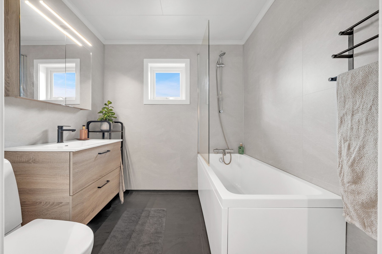 Badet på hovedplanet ble oppgradert i 2020 av fagfolk med nye veggflater, ny innredning og badekar. Foto: H5 Galleribilde