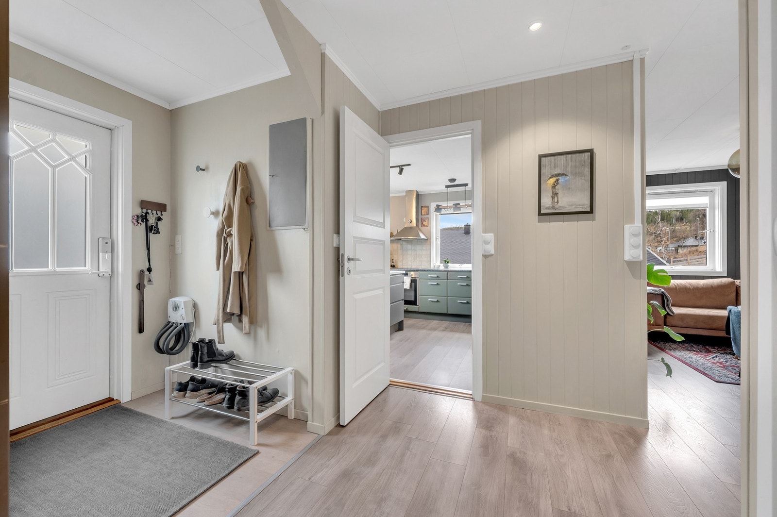 Moderne og pen entré med sikringsskap som nylig er renovert med automatsikringer. Foto: H5Mesteparten av det elektriske anlegget er skiftet ut, med kontrollrapport fra 2023. Galleribilde