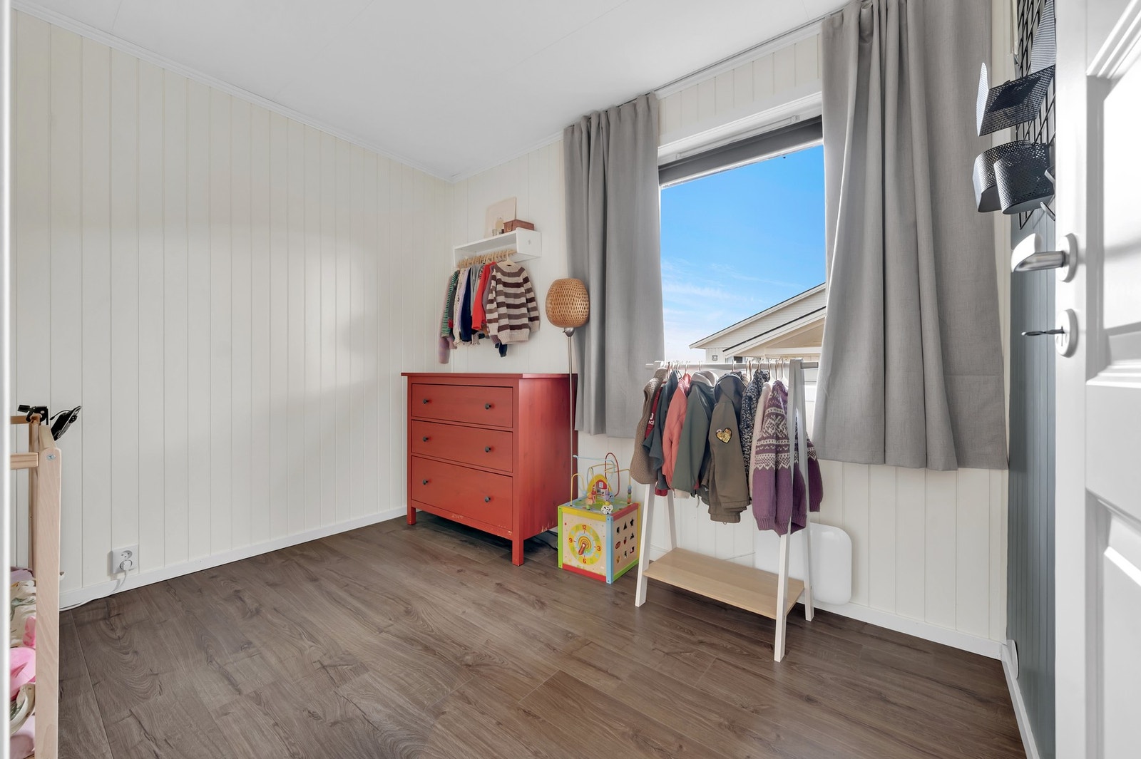 Hovedetasjen har tre soverom. Dette rommet passer godt som barnerom. Foto: H5 Galleribilde