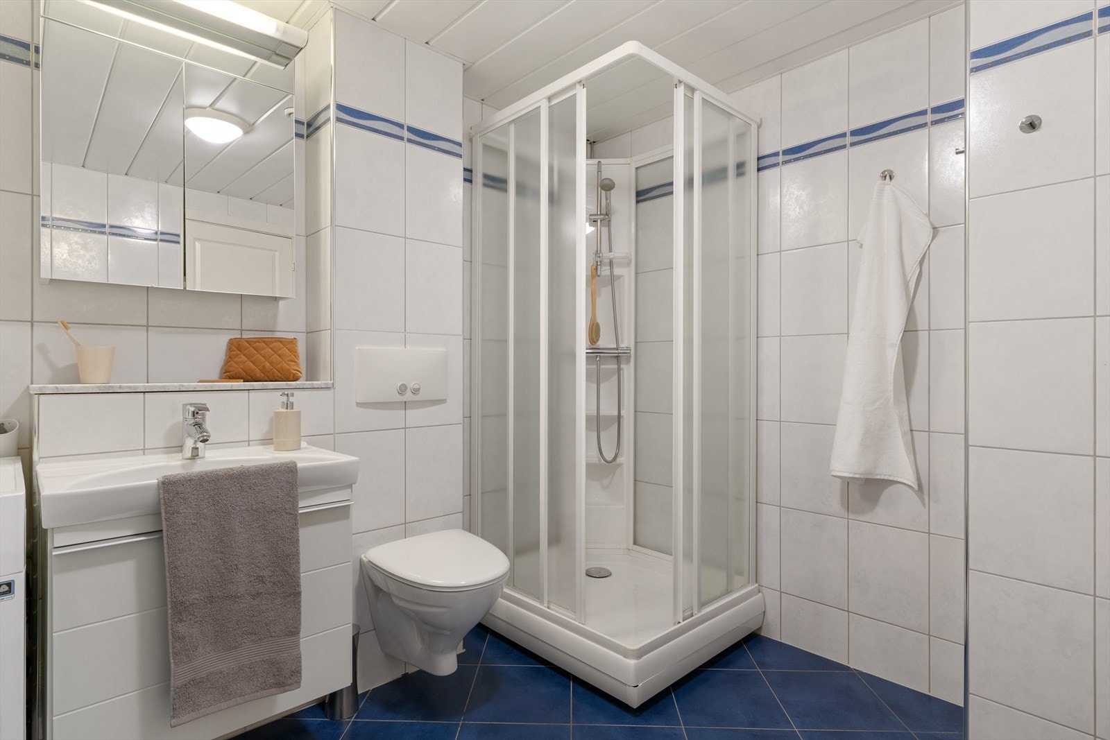 - Badet inneholder dusjkabinett, innebygd sisterne, benkeskap m/servant og opplegg for vaskemaskin - Galleribilde