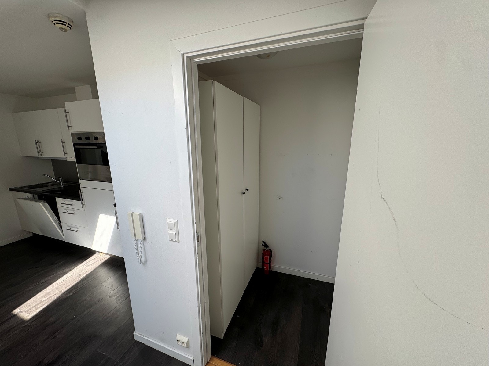 Entre med plass til å henge av seg yttertøy i garderobeskap. Galleribilde