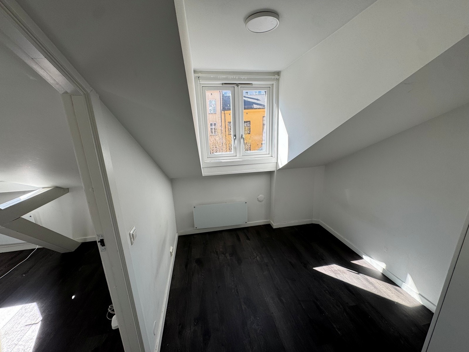 Plass til seng av god størrelse på soverom. Galleribilde