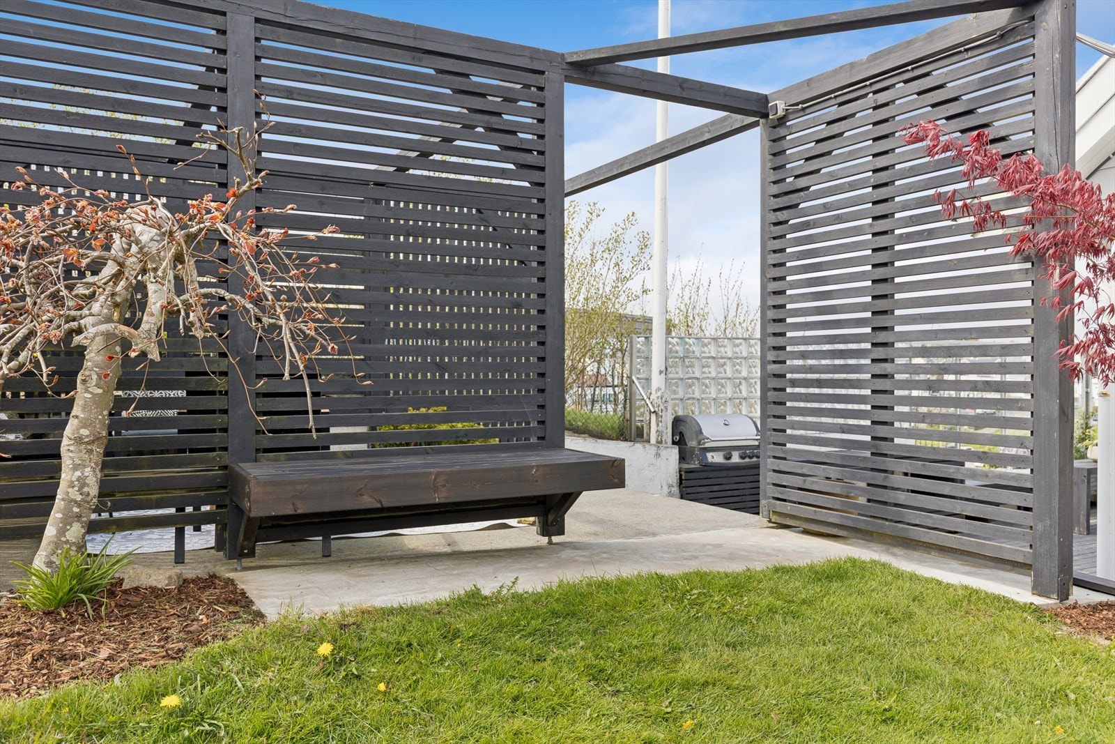 En stor hage med mye flott, etablert beplantning. Galleribilde
