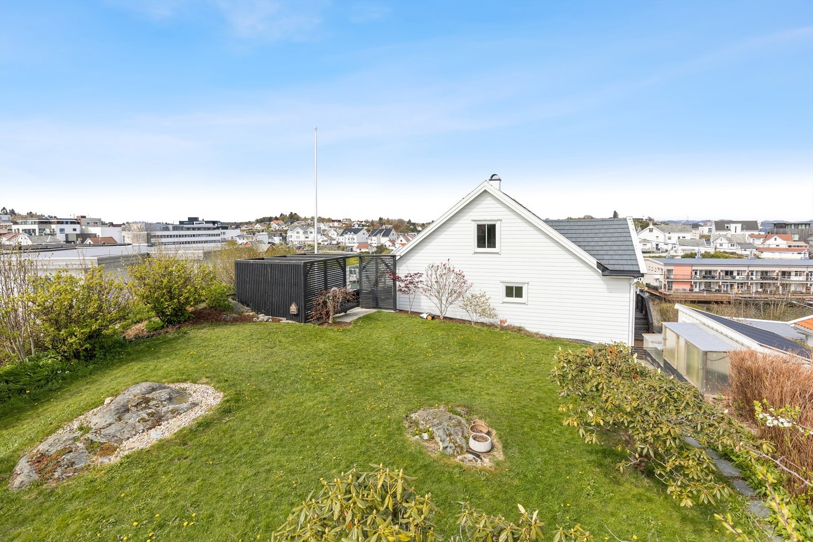 Tilbaketrukket beliggenhet med lite innsyn fra øvrig bebyggelse. Galleribilde