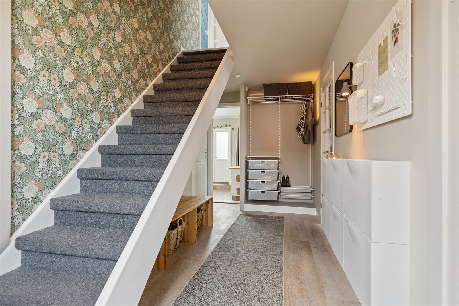 Hyggelig hall m/trapp i 1.etasje, god plass til å henge fra seg ytterklær. Galleribilde