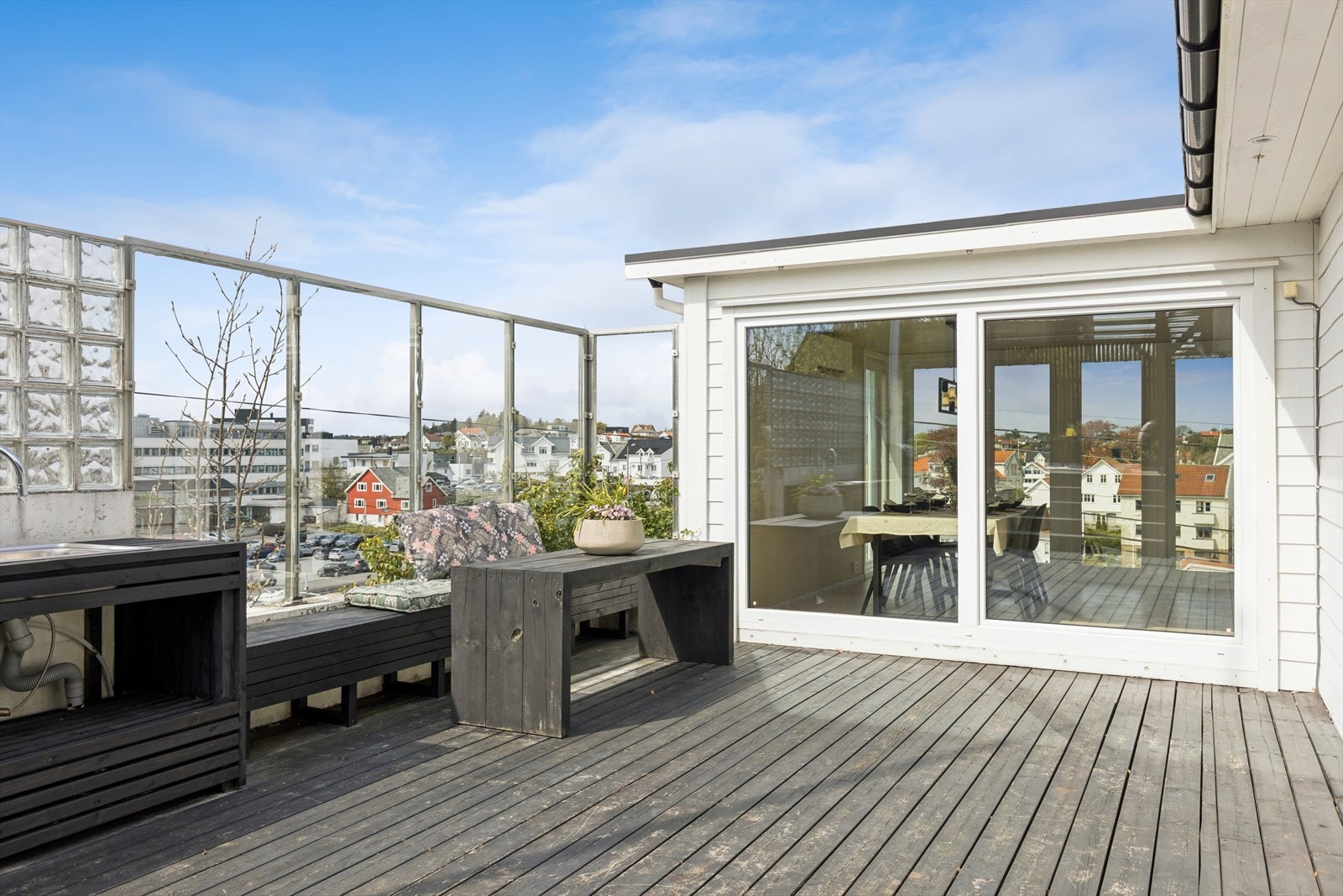 Utgang til terrasse, via rause skyvedører som gir godt med lysinnslipp i spisestuen. Galleribilde