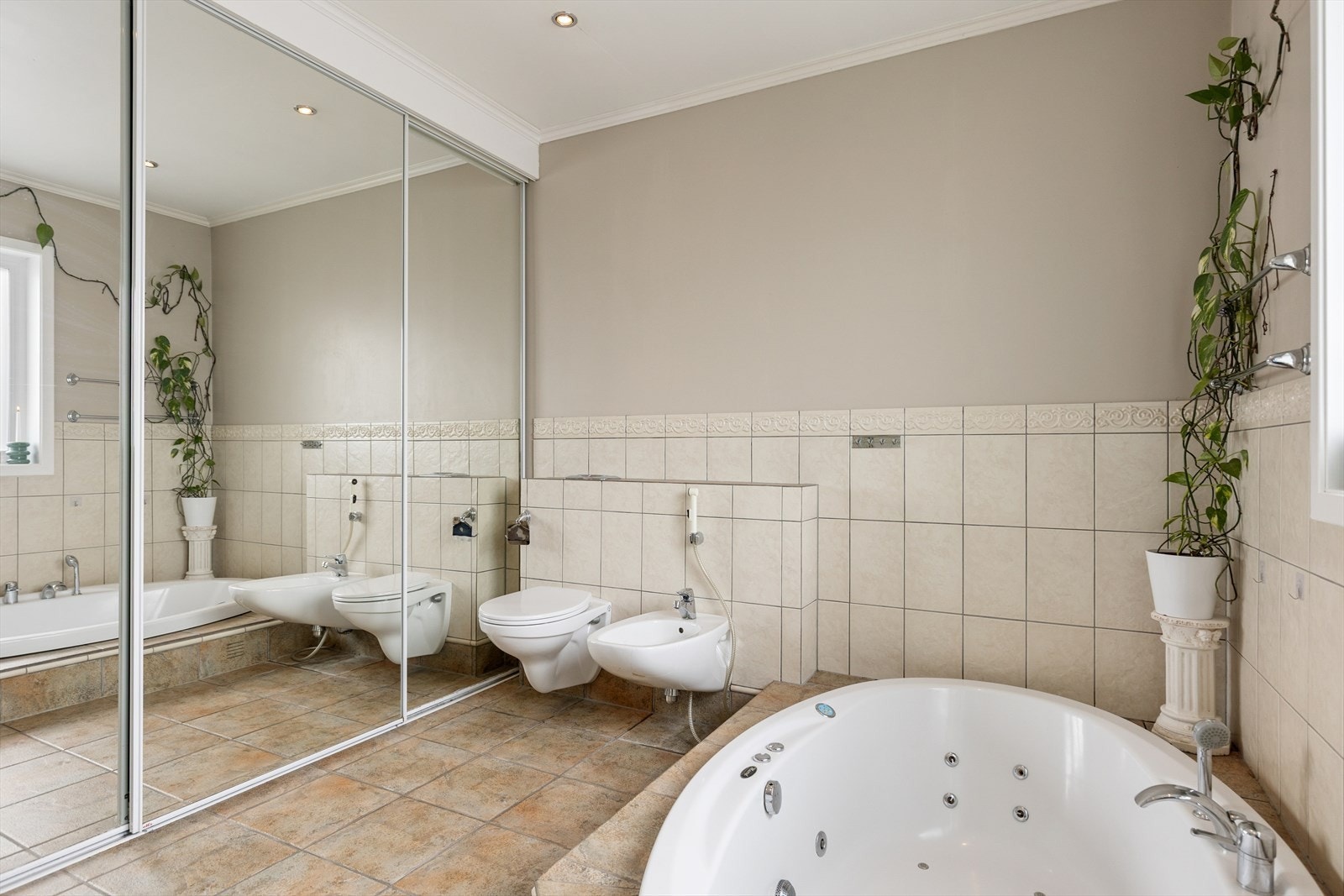 Stor og praktisk skyvedørsgarderobe i speil, god plass til oppbevaring. Galleribilde