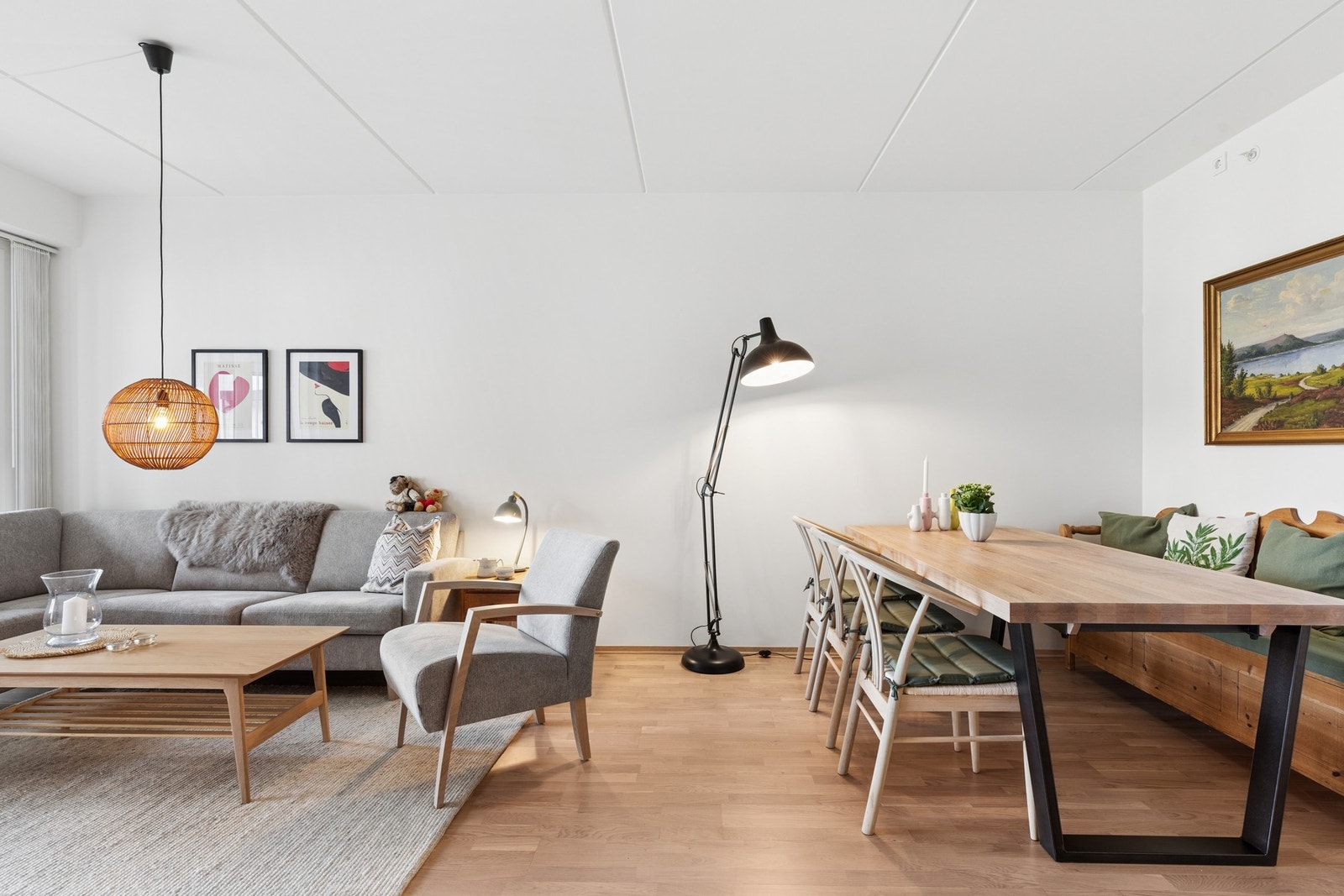 Her er det god plass til både sofagruppe og spisebord. Galleribilde