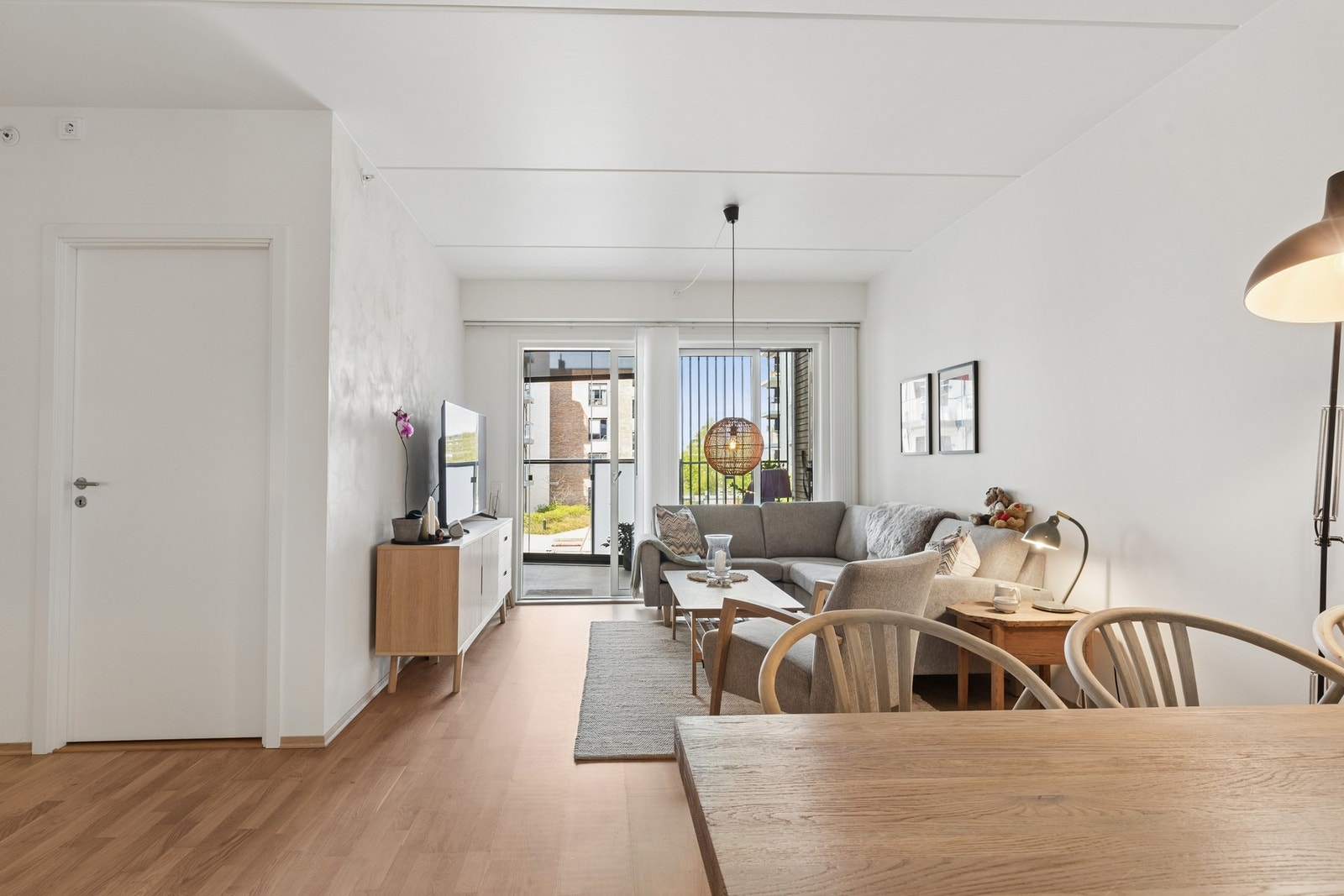 Fra stuen er det utgang til innglasset, vestvendt balkong med ettermiddags- og kveldssol. Galleribilde