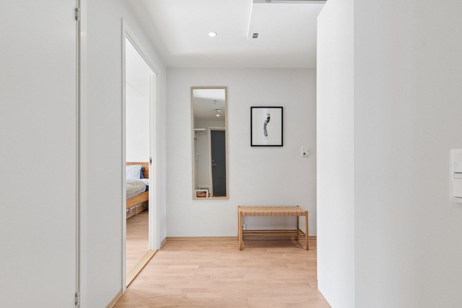 Dampsaga allé 56 ønsker deg velkommen inn i en lys og romslig entré/gang som gir et godt førsteinntrykk til resten av boligen. Galleribilde