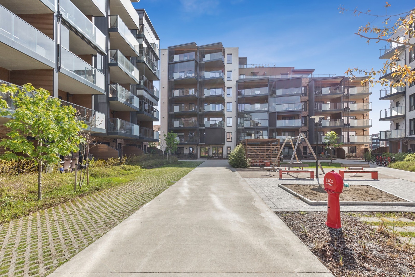 Dampsaga allé 56 er en stilren og moderne 4 -roms leiligheten fra 2019 som byr på gjennomgående, gode kvaliteter, praktisk planløsning og høy bokomfort. Galleribilde