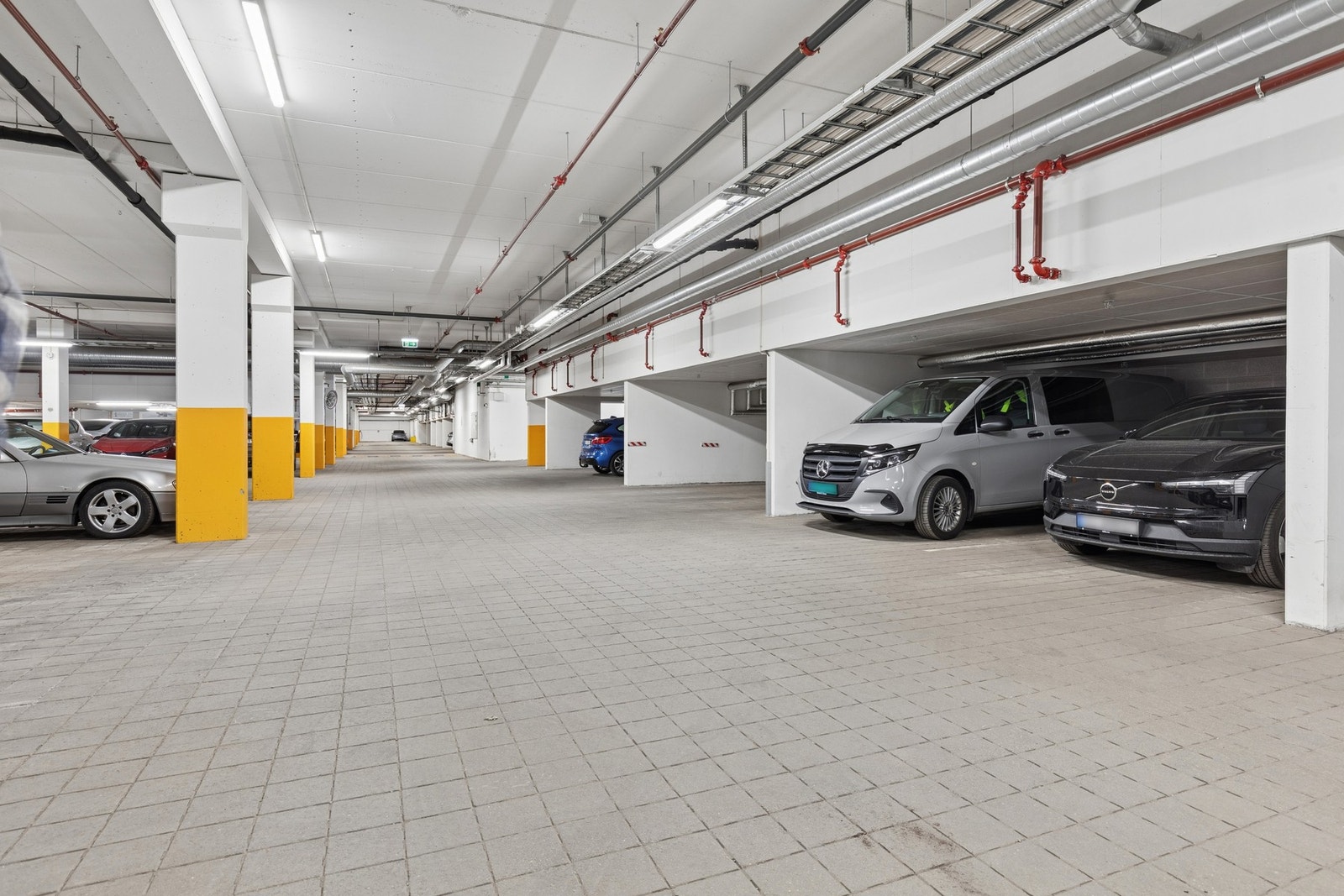 Garasjeplass, samt sportsbod medfølger leiligheten. Galleribilde