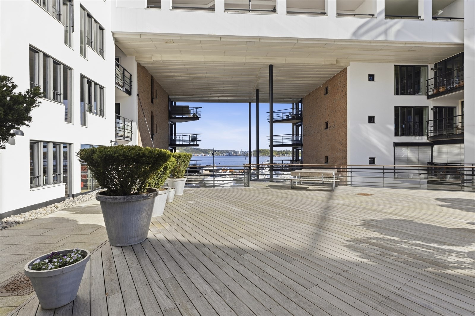 Det erogså en stor felles terrasse mellom byggene i 3.etg. Galleribilde