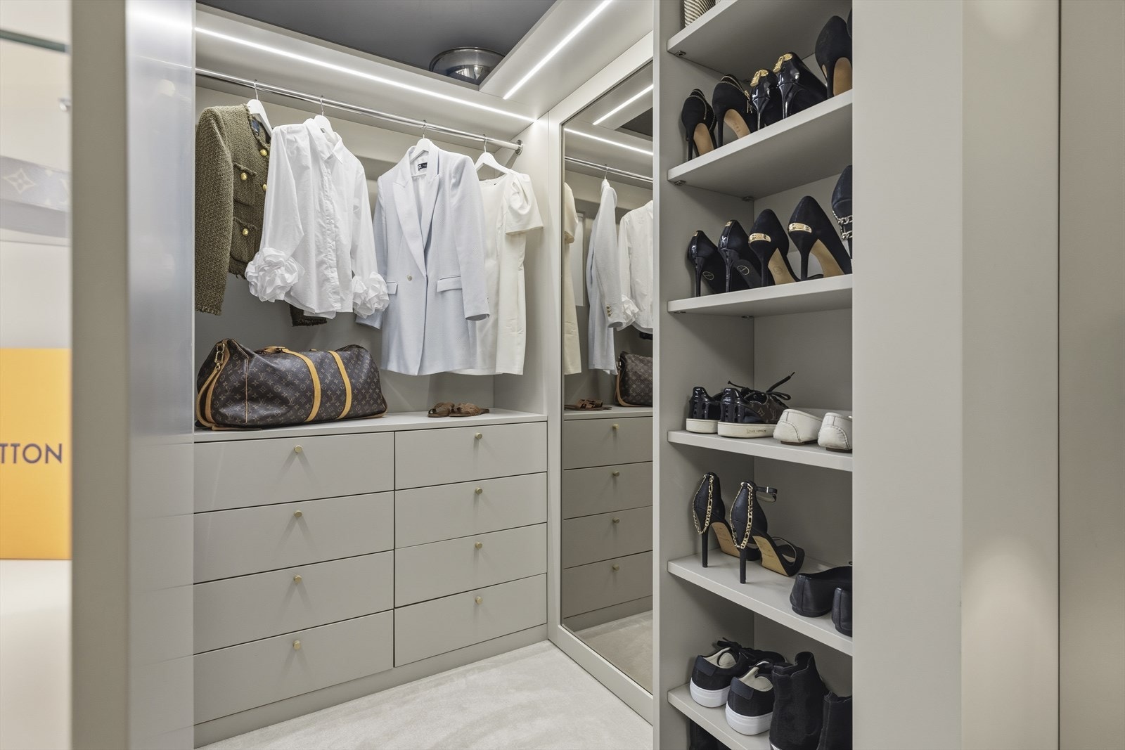 Walk-in garderobe i tilknytning til soverommet. Galleribilde