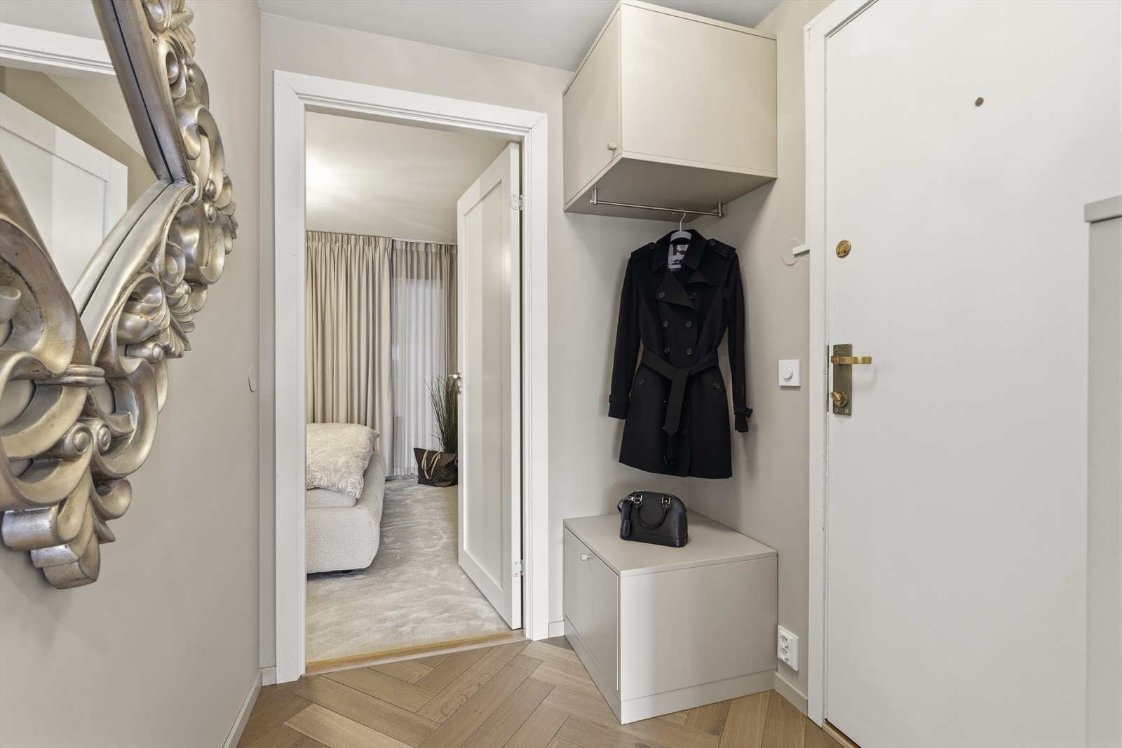 Plassbygget garderobeløsning i entreen. Galleribilde