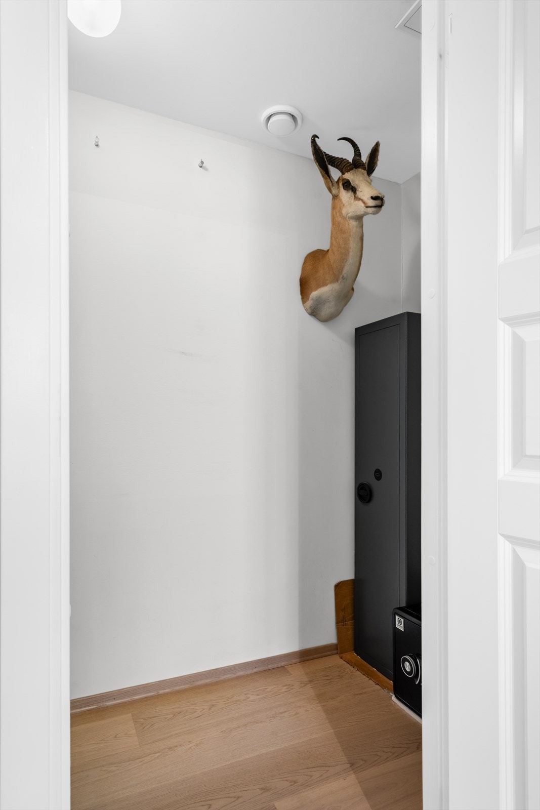 Fra soverommet er det adkomst til praktisk bod / walk-in-closet. Leiligheten disponerer også kjellerbod på ca. 5 kvm for ytterligere oppbevaring. Galleribilde