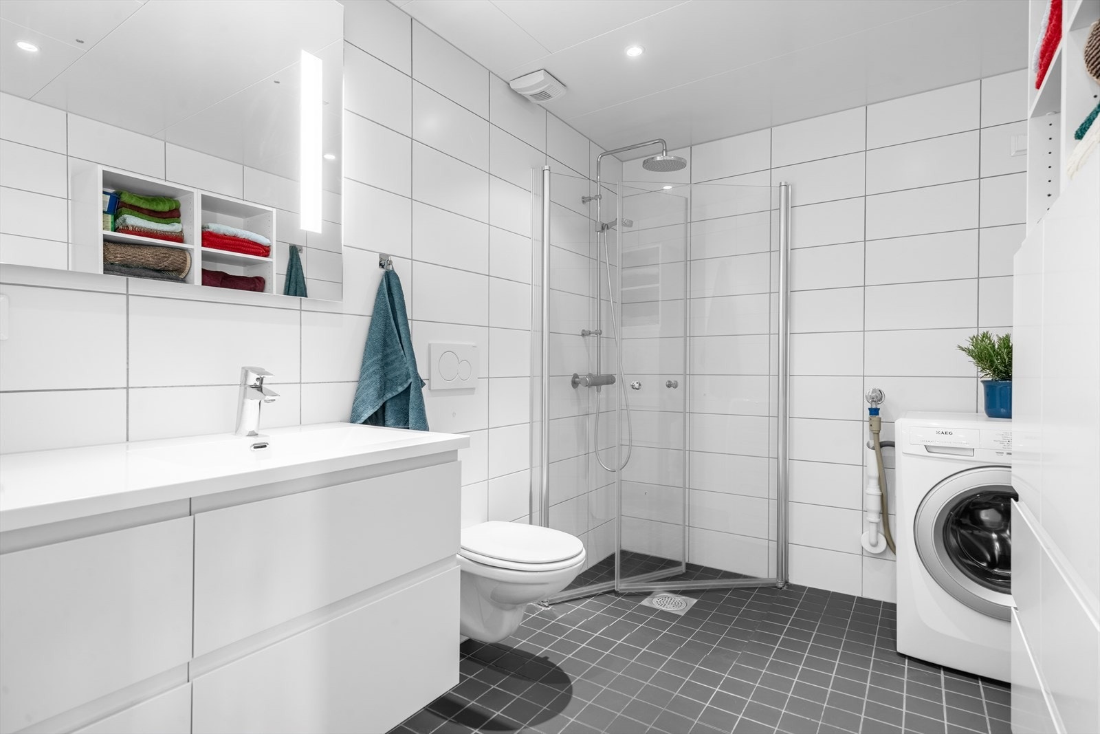 Rikelig med oppbevaringsplass på badet i stort servantmøbel og veggskap. Galleribilde