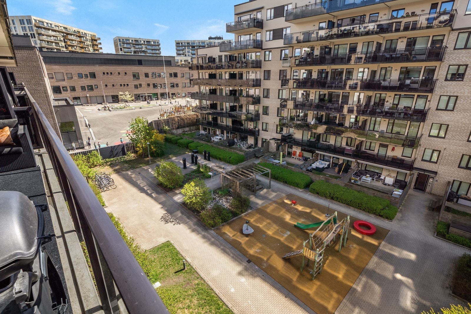 Fellesområdene er pent opparbeidet med lekeplass, sittegrupper, sykkelparkering og beplantning. Galleribilde