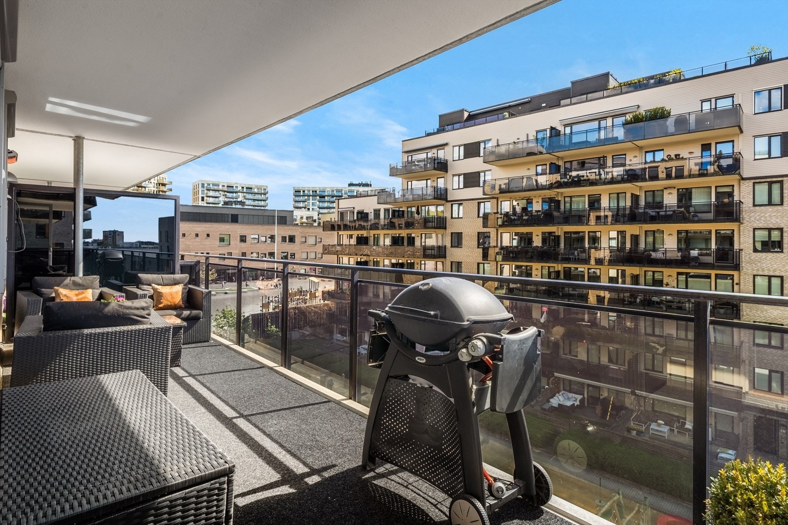 God plass til ulik møblering og grill. Galleribilde