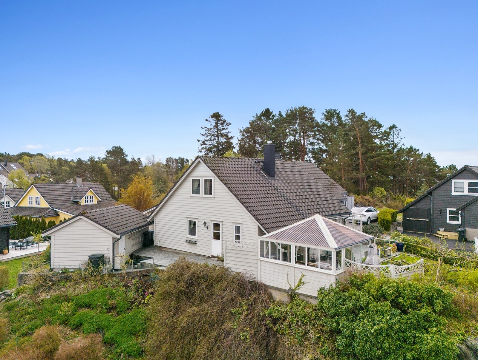 Eiendommen inkluderer en frittstående garasje, carport og en hagestue. Galleribilde