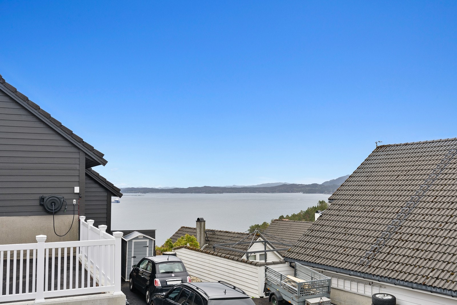 Utsikt mot sjøen gir en naturskjønn ramme rundt eiendommen og dens nærområde. Galleribilde