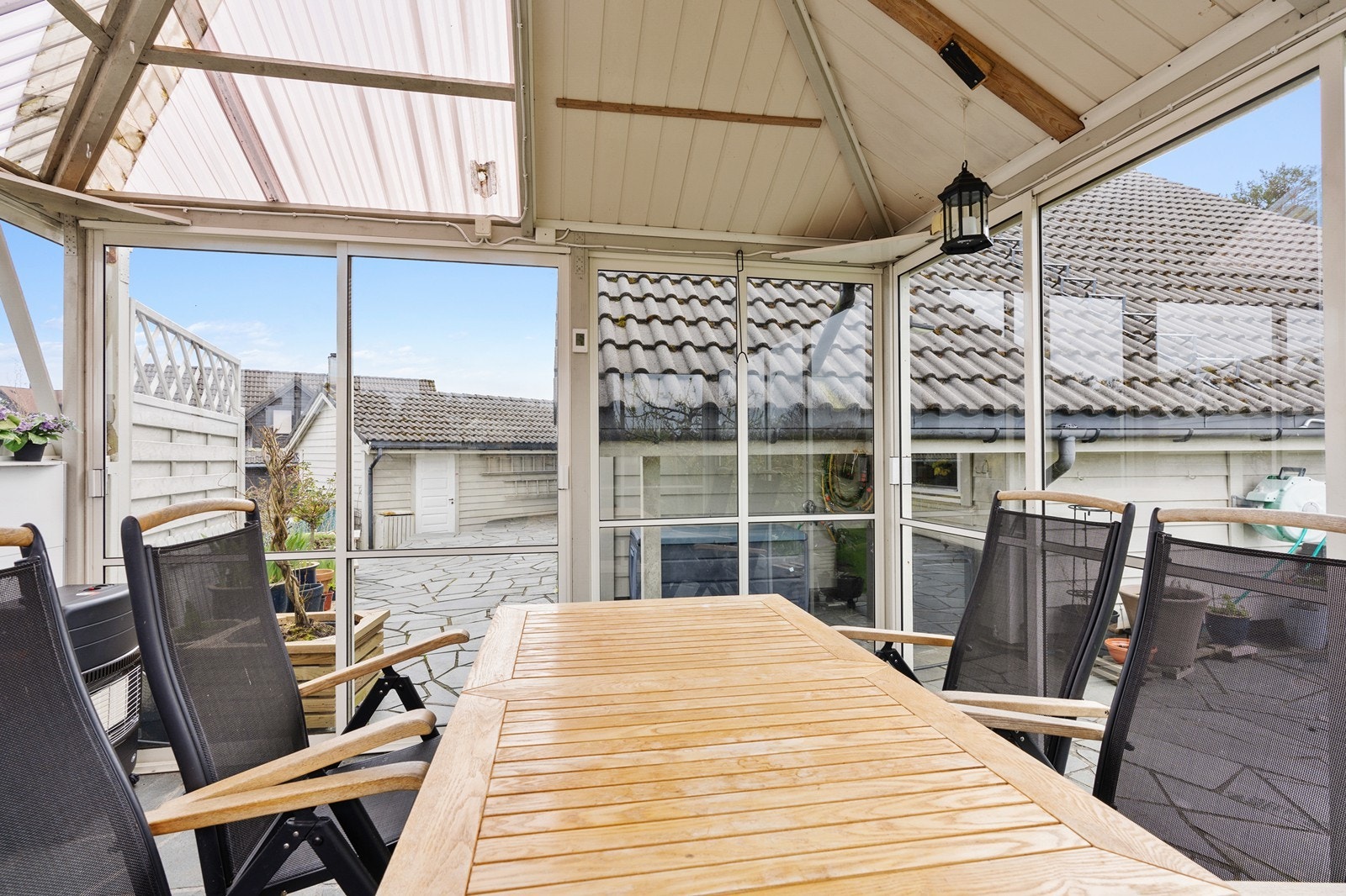 Fra hagestuen er det utsikt mot både hage og nærområdet. Galleribilde