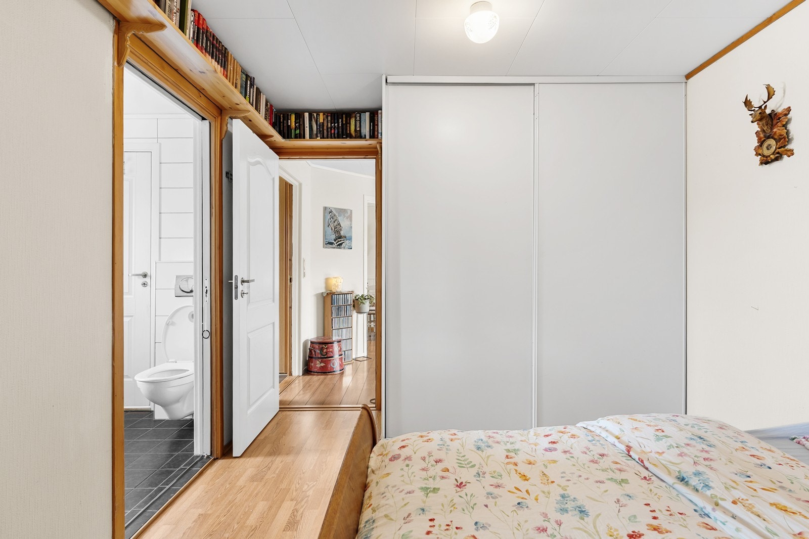 Skyvedørsgarderobe på hovedsoverommet gir god oppbevaringsplass og utnytter rommet effektivt. Galleribilde