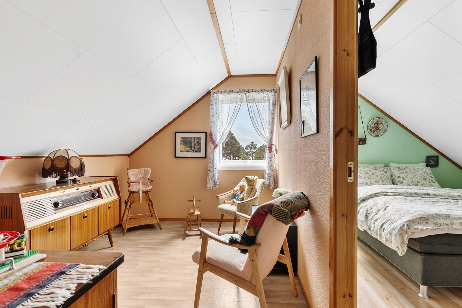 Loftstue med vinylgulv og malte veggflater gir et hyggelig oppholdsrom. Galleribilde