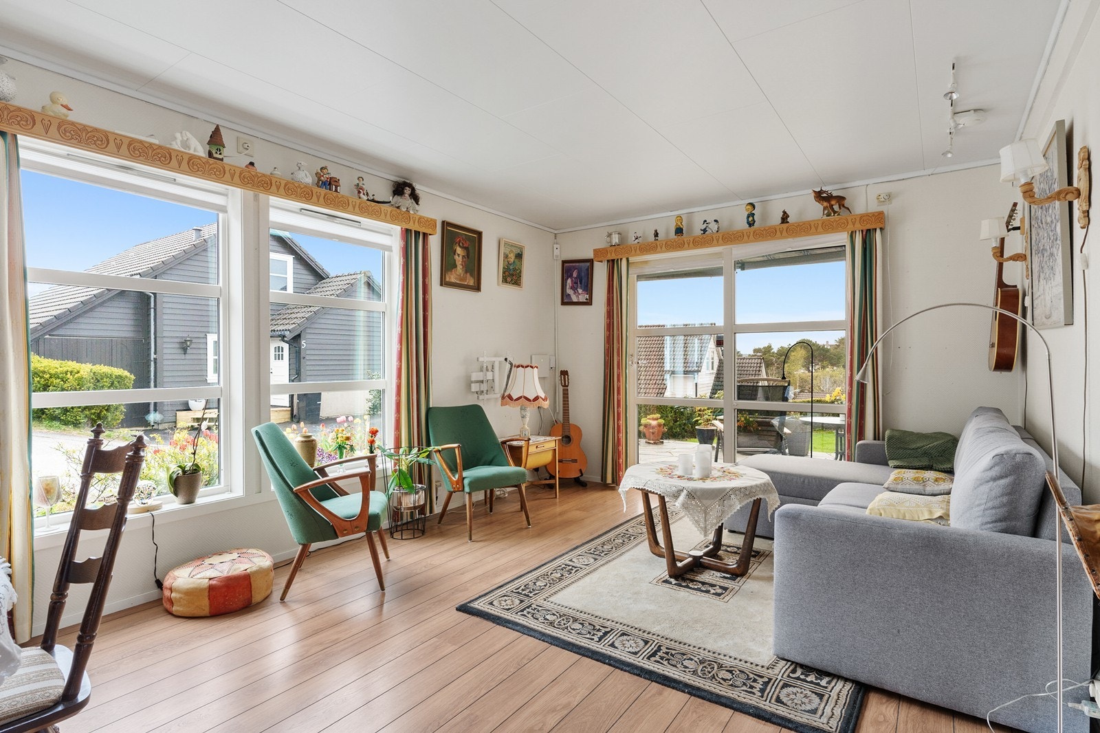Stuen har lyse vegger og store vinduer som gir en luftig og åpen romfølelse. Galleribilde
