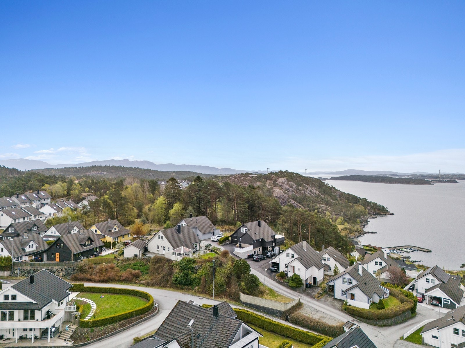 Boligen ligger fint til på en høyde med utsikt og meget gode solforhold. Galleribilde