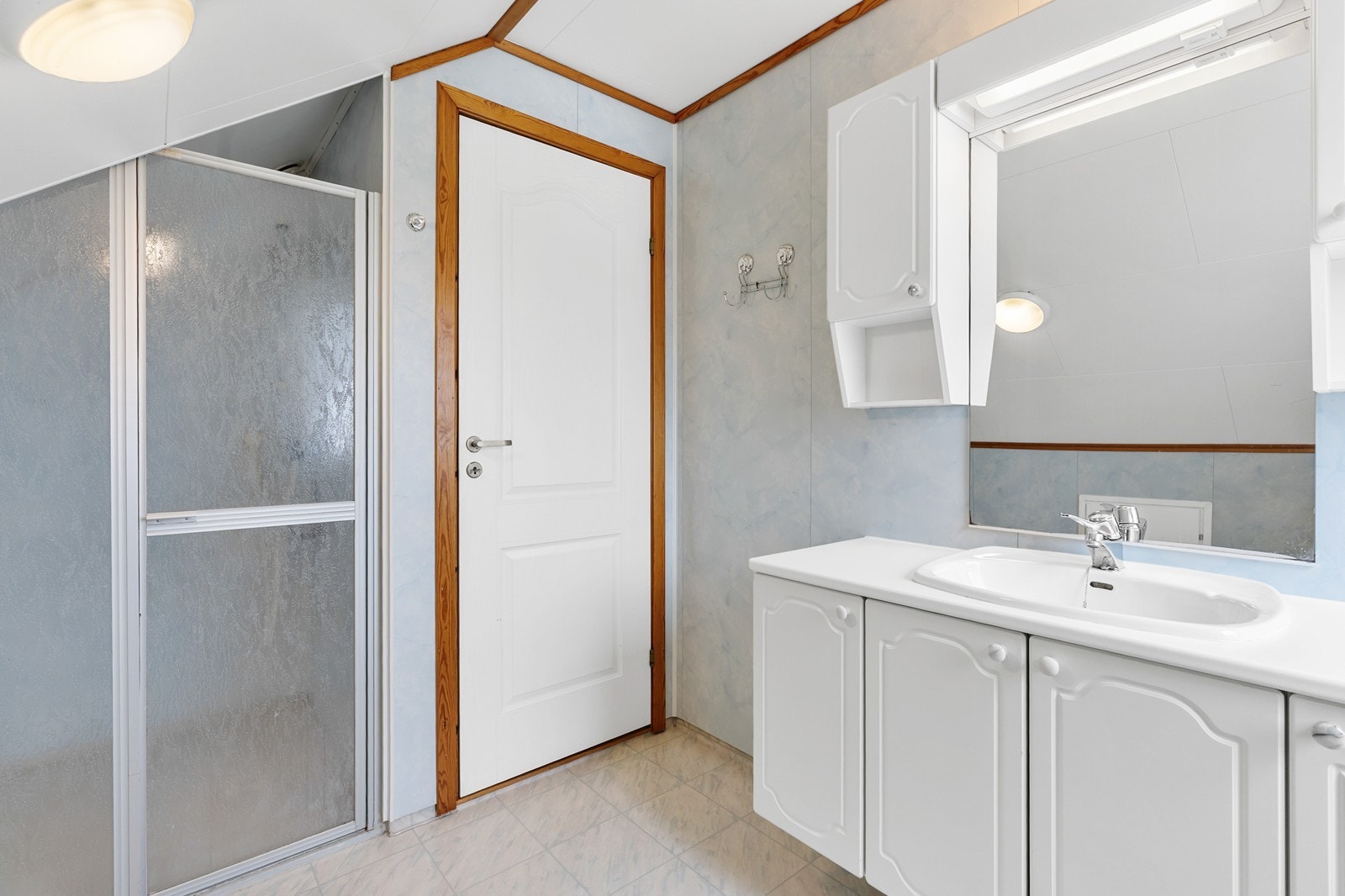 Dusjløsningen på loftbadet er av eldre utførelse med aluminium- og plexiglassvegger. Galleribilde
