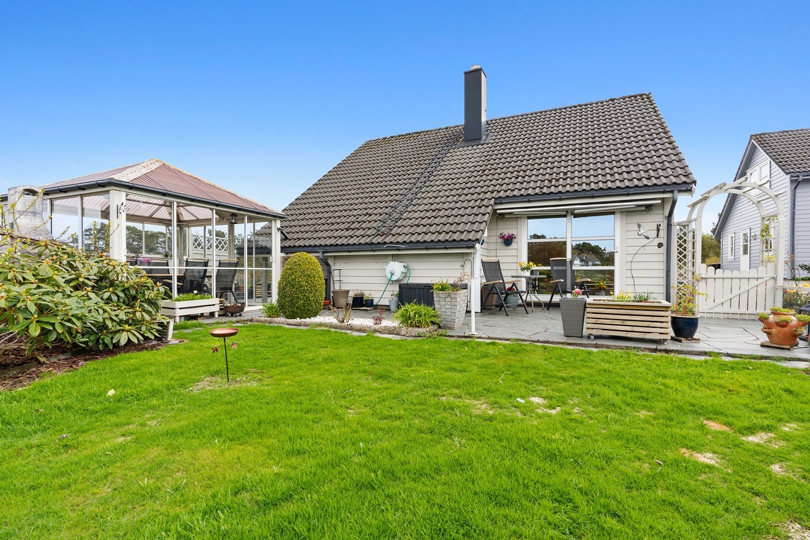 Den tilknyttede hagestuen gir et skjermet uteområde for helårsbruk. Galleribilde
