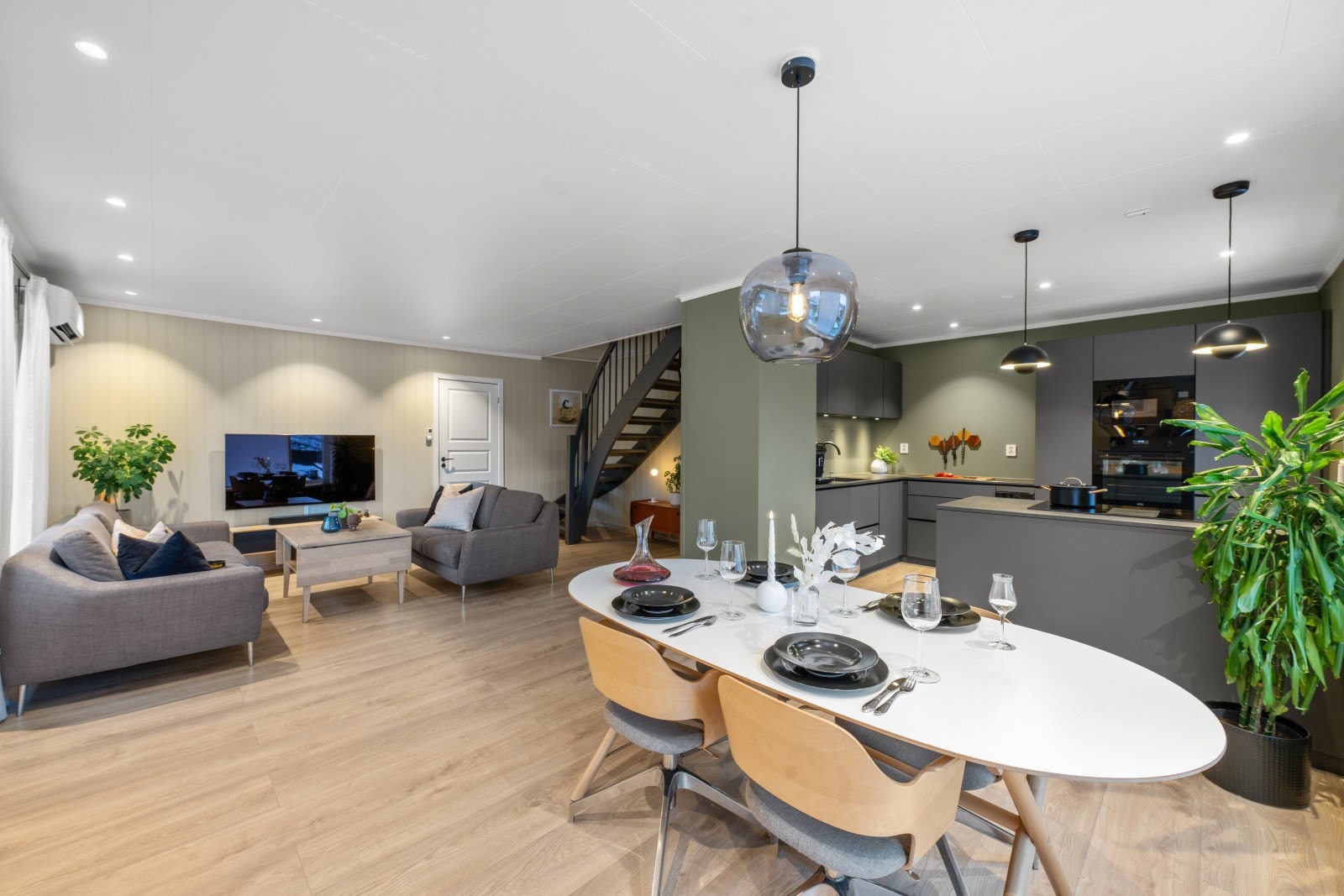 Moderne og oppgradert stue med downlights i himling.