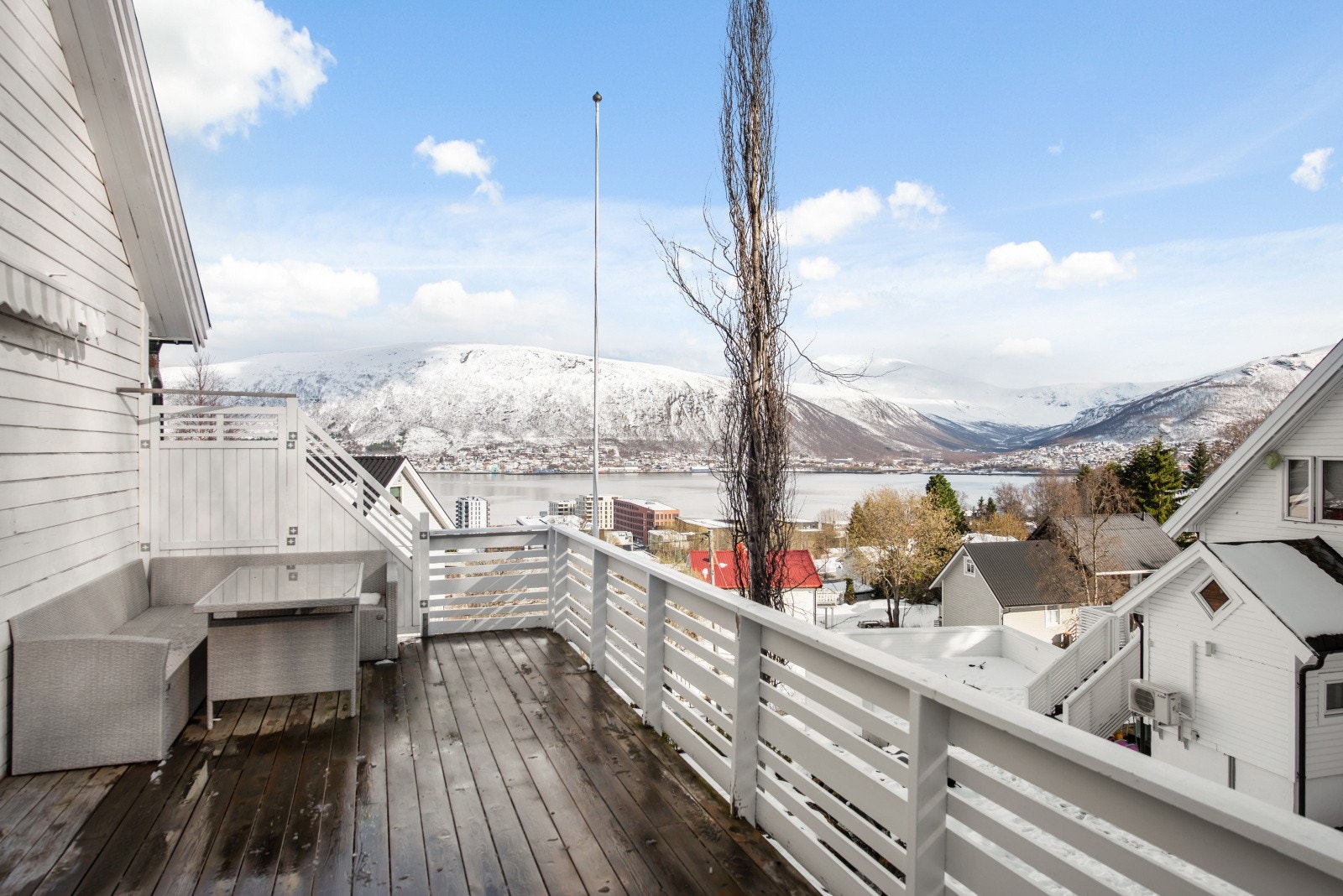 Fra stuen går du ut til stor veranda med svært gode solforhold!