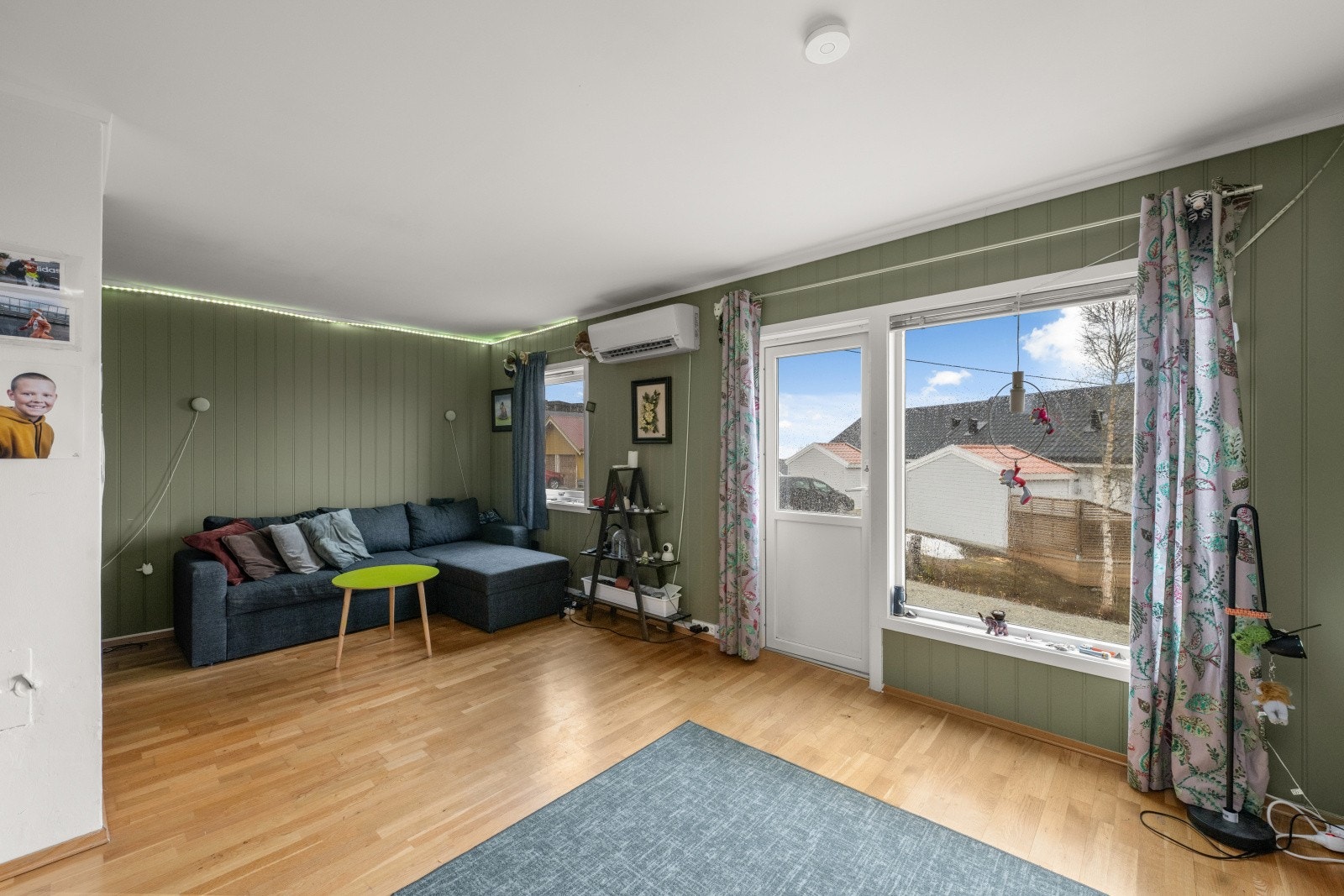 Stuen er romslig med god plass for sofa og spisebord.