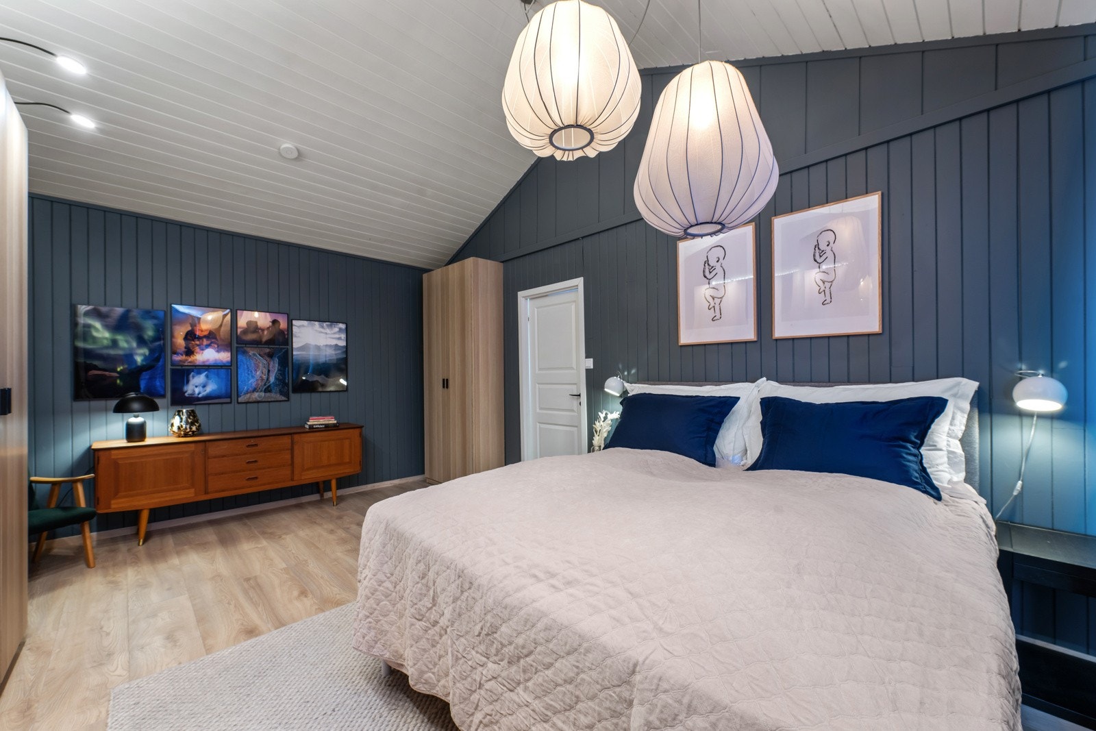 God plass til stor seng med tilhørende nattbord.