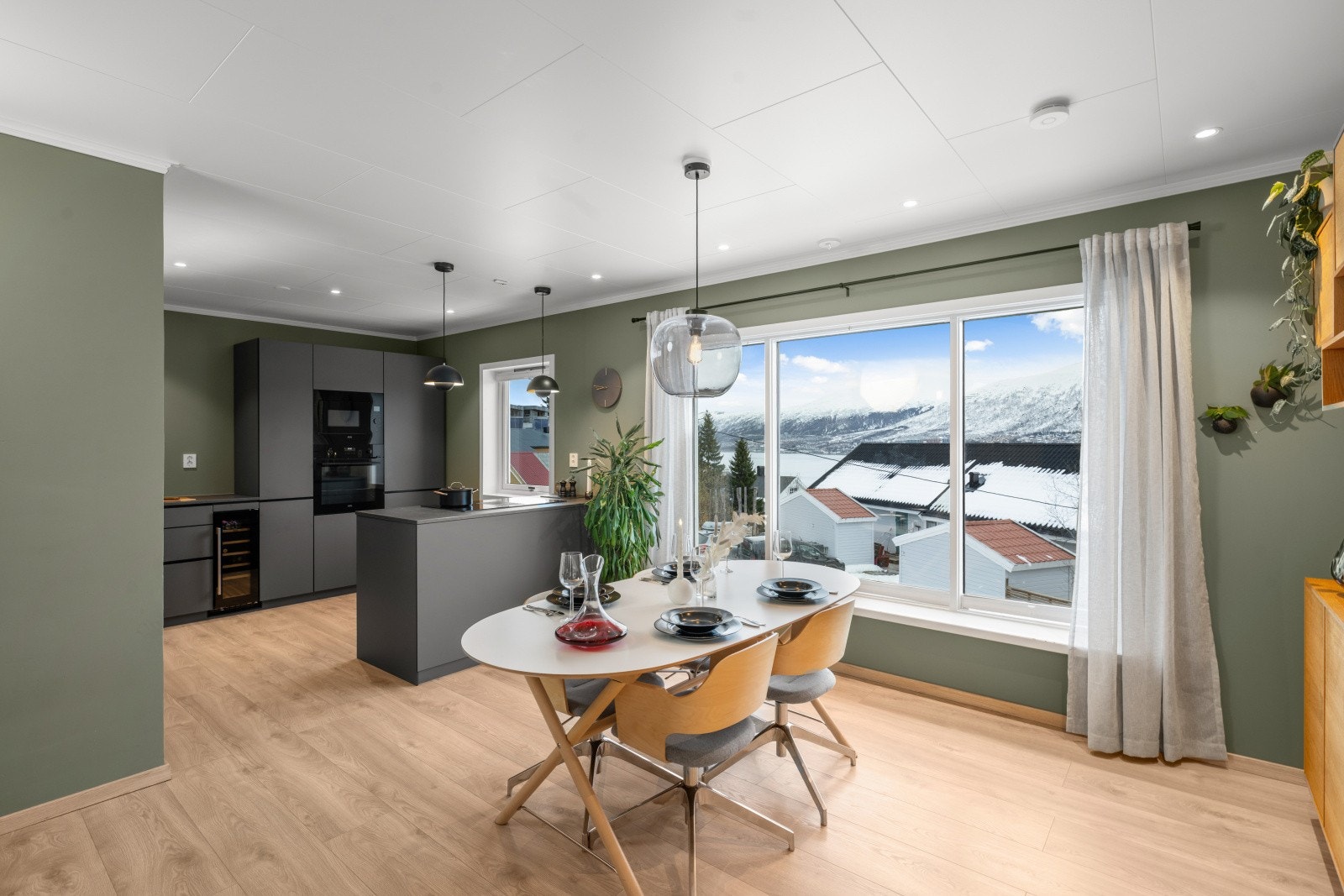 Flotte fargevalg og store vinduer som sikrer godt med naturlig lysinnslipp.