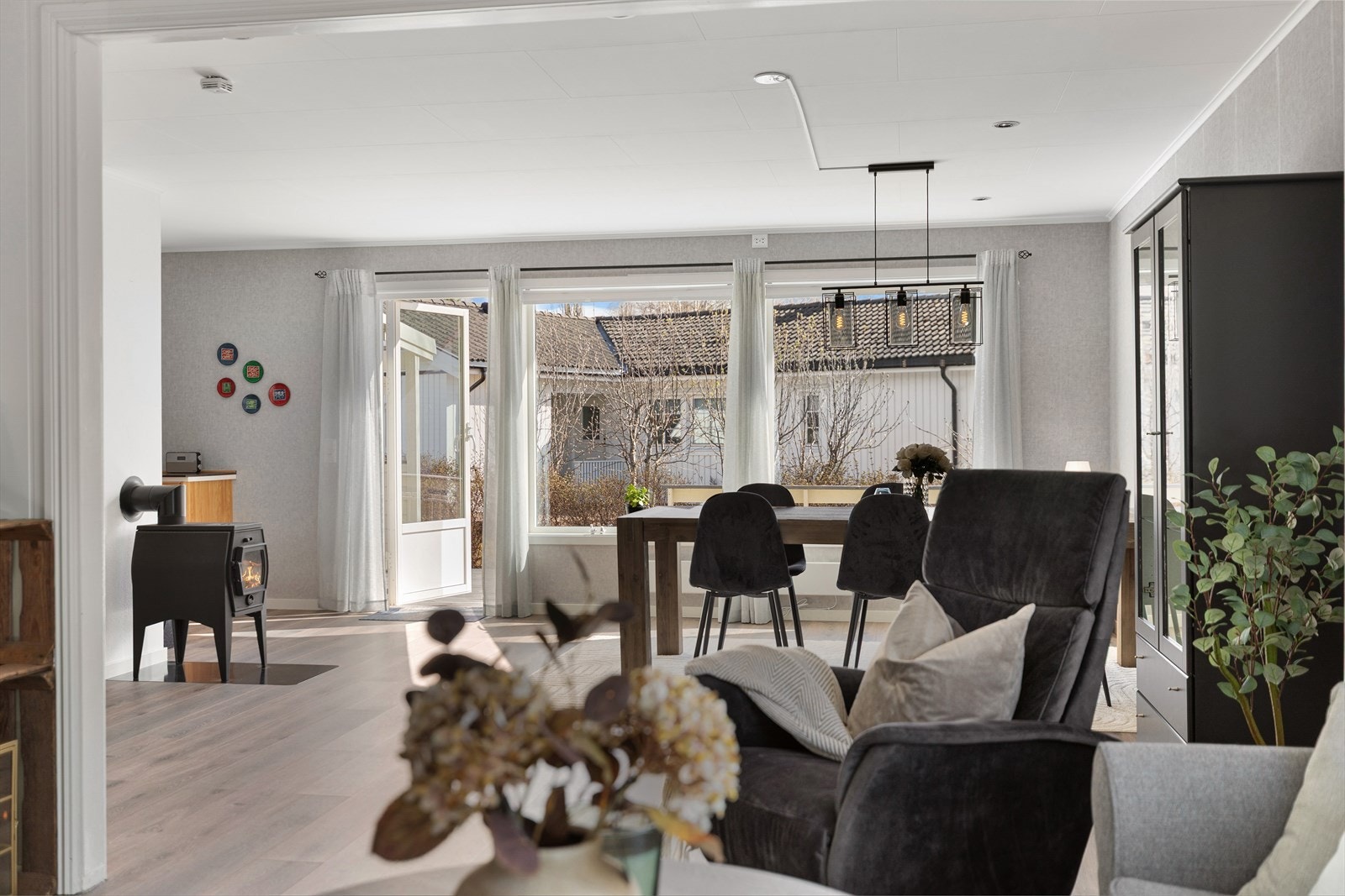 Utgang til terrasse mot sør. Balkongdøren er fra 2015. Galleribilde