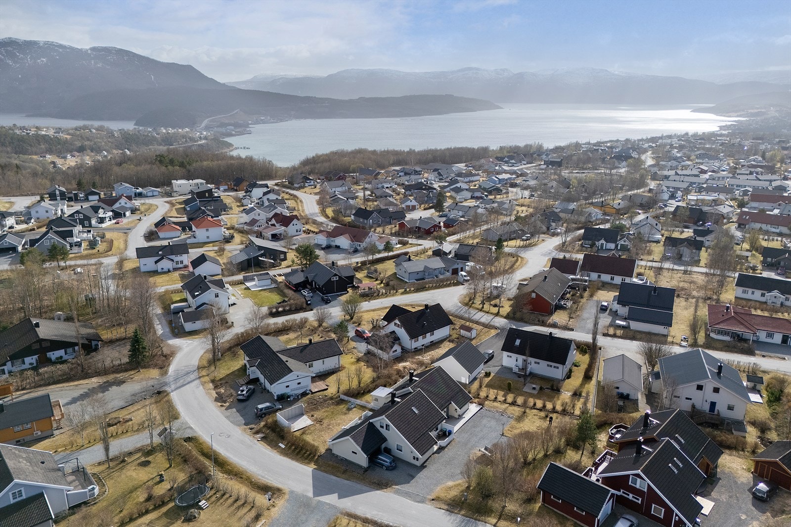 Eiendommen ligger i et veletablert nabolag med nærhet til naturen. Fra eiendommen er det gangavstand til barnehage, skole, Hauan aktivitetspark, samt kort kjørevei til sentrum. Galleribilde
