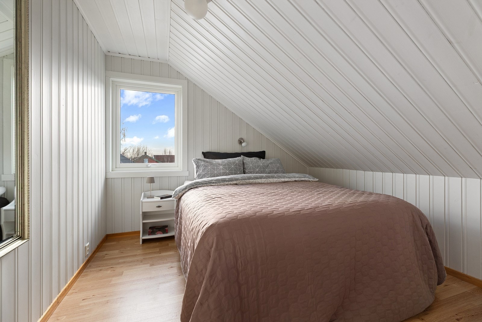 Soverom loftsetasje Galleribilde