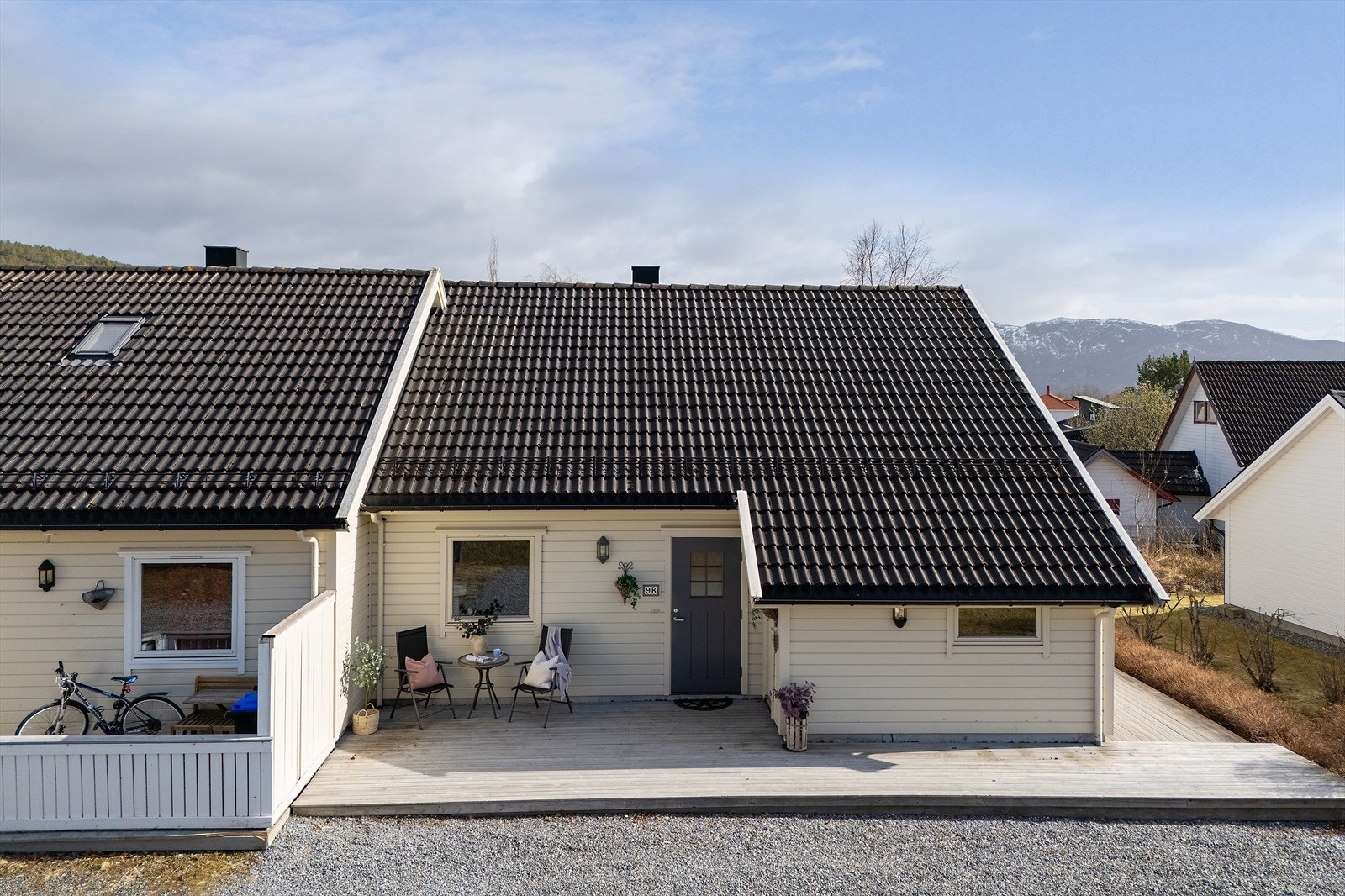 Fine uteområder rundt boligen. Platting på mark ved ingangsdøren på 14m2 Galleribilde