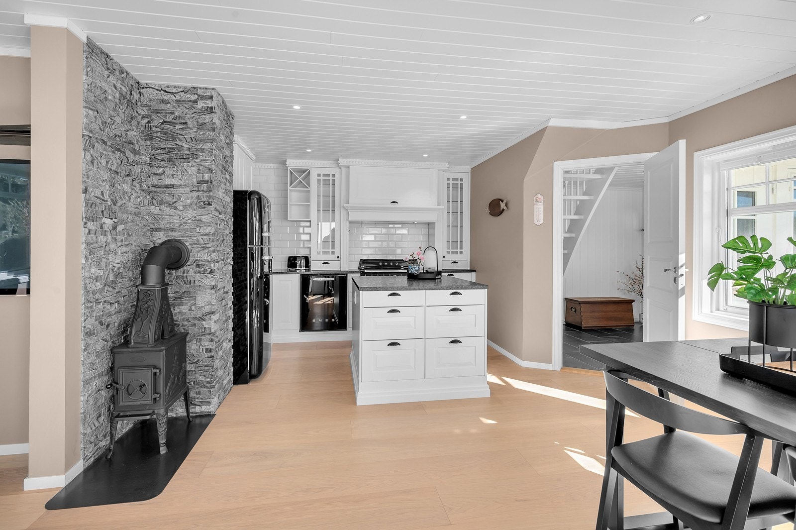 Nytt kjøkken i 2022 med eksklusive hvitevarer fra Smeg Galleribilde