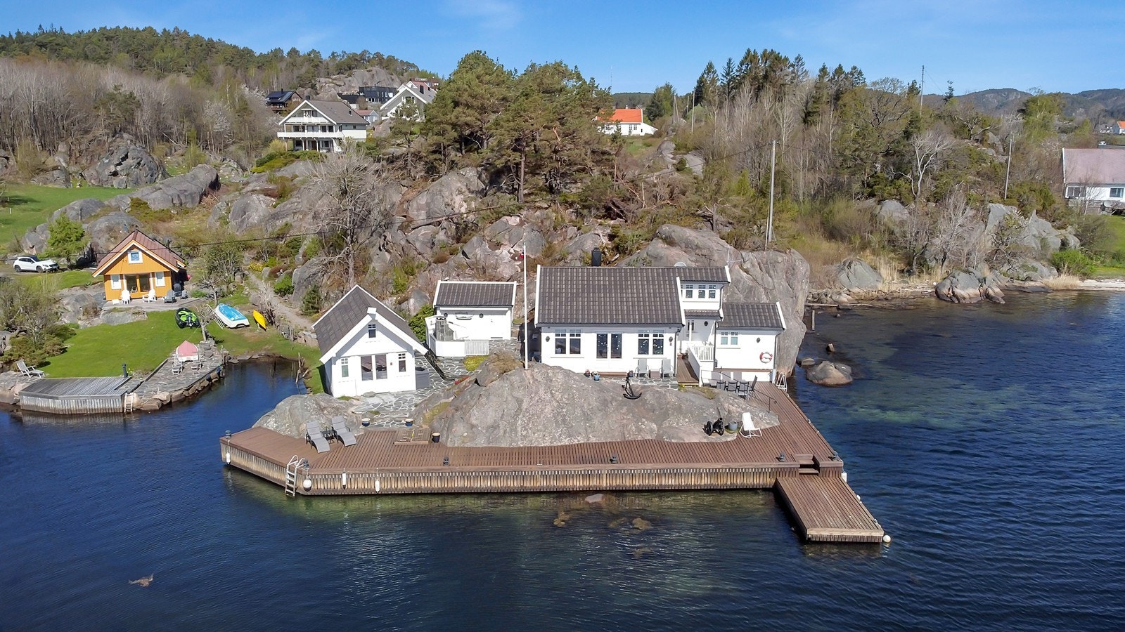 Sydvent med gode solforhold - og fin utsikt utover sjøen Galleribilde