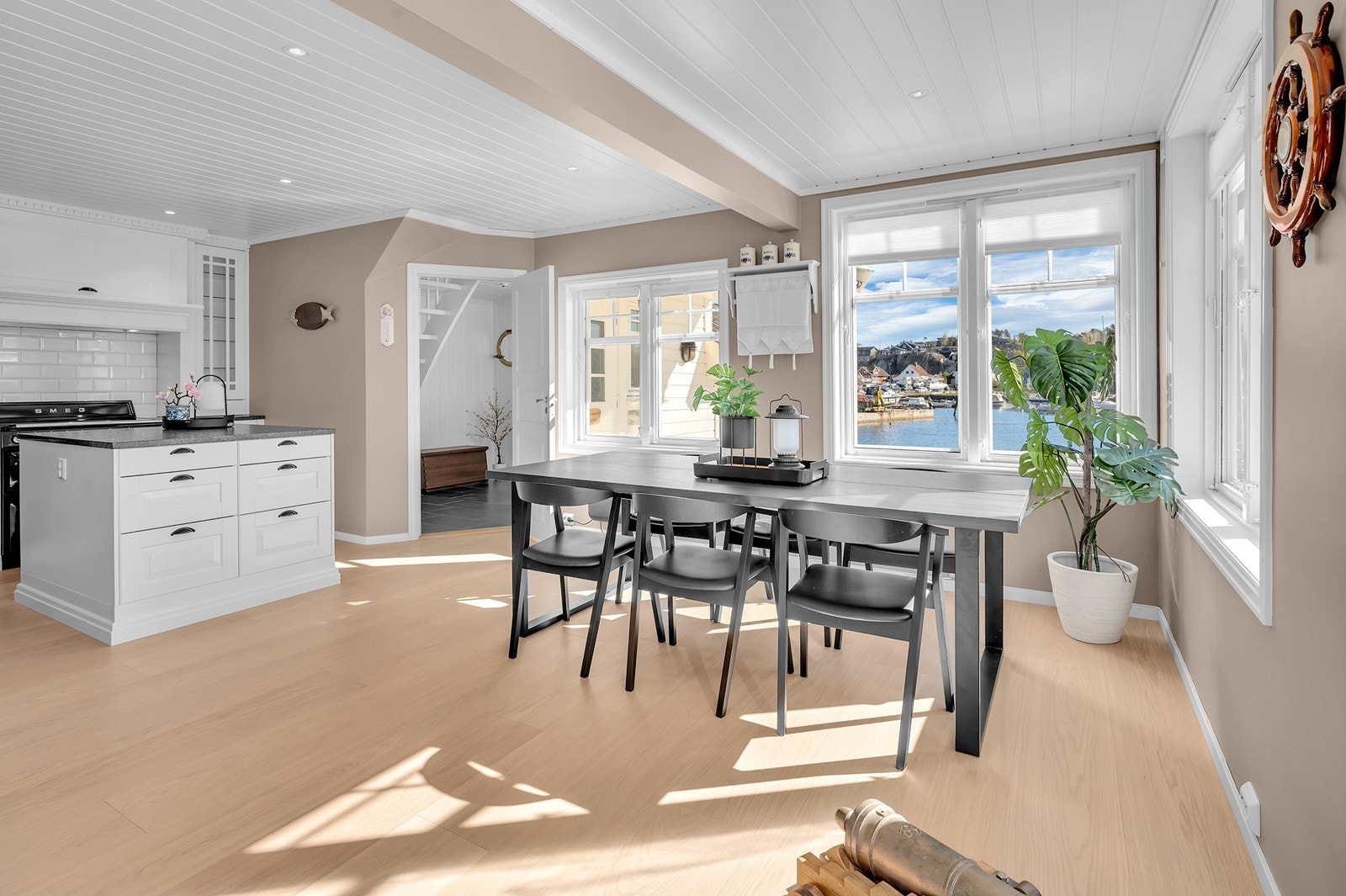 God plass til stort spisebord med flott utsikt Galleribilde