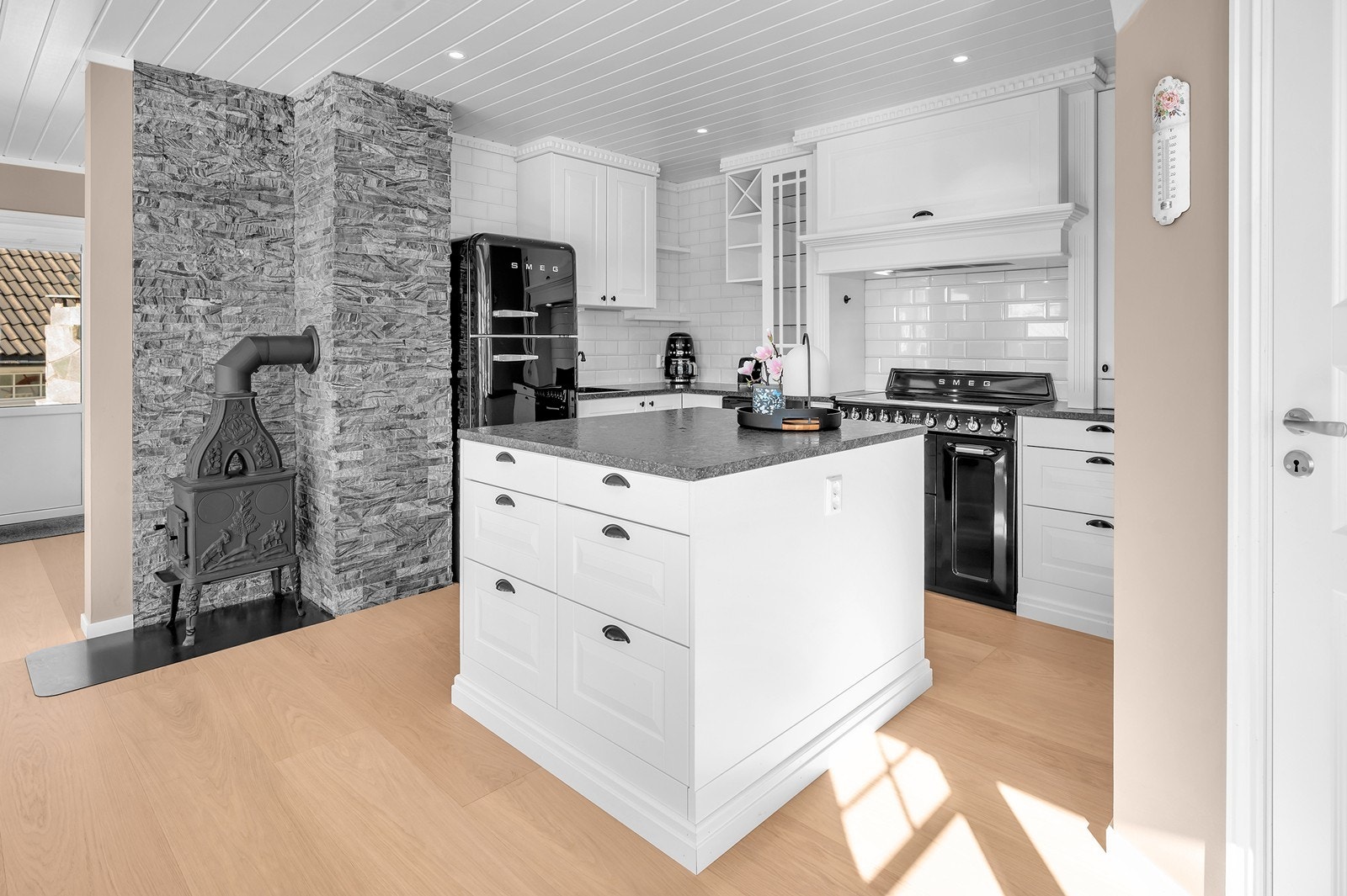 Påkostet kjøkken med eksklusive hvitevarer fra SMEG Galleribilde