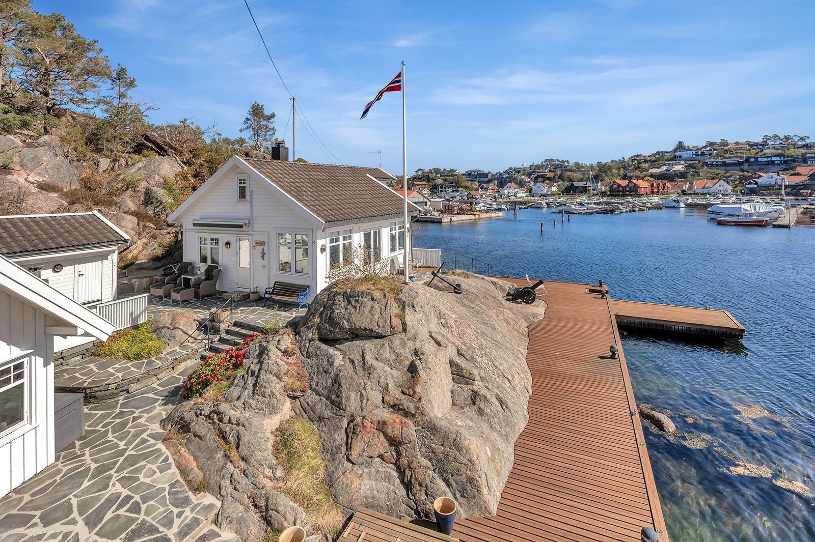 Stor brygge med god dybde og plass til fortøyning for flere båter. Galleribilde