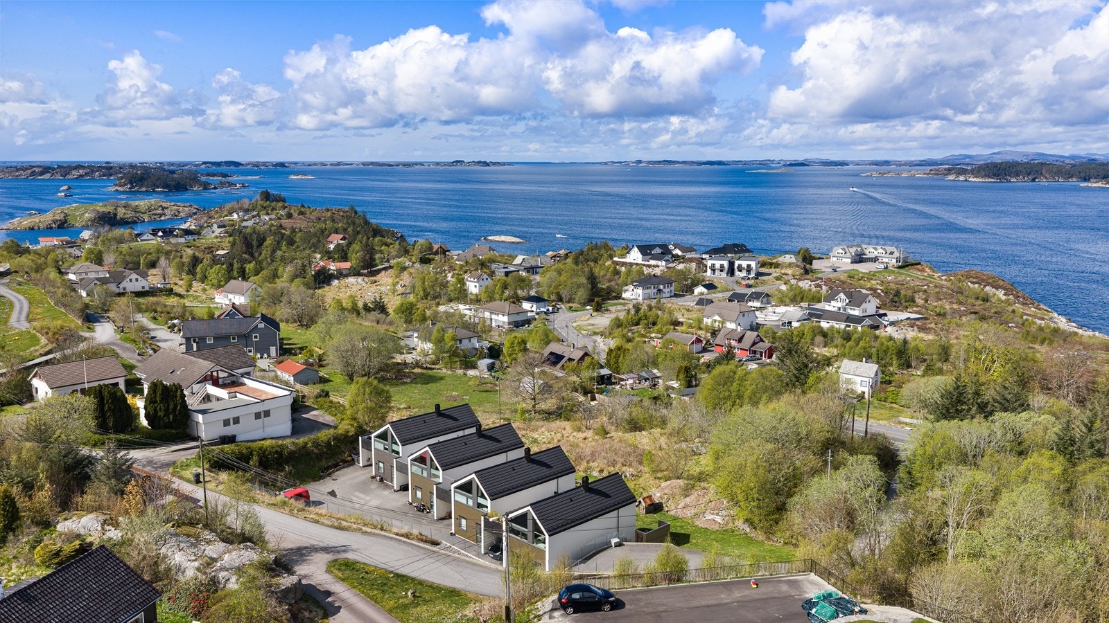Boligen har en svært attraktiv beliggenhet på Nordre Drivenes. Fra tomten nyter man gode solforhold og flott utsikt mot sjø. Herfra er det kort gangavstand til Bekkjarvik. Galleribilde